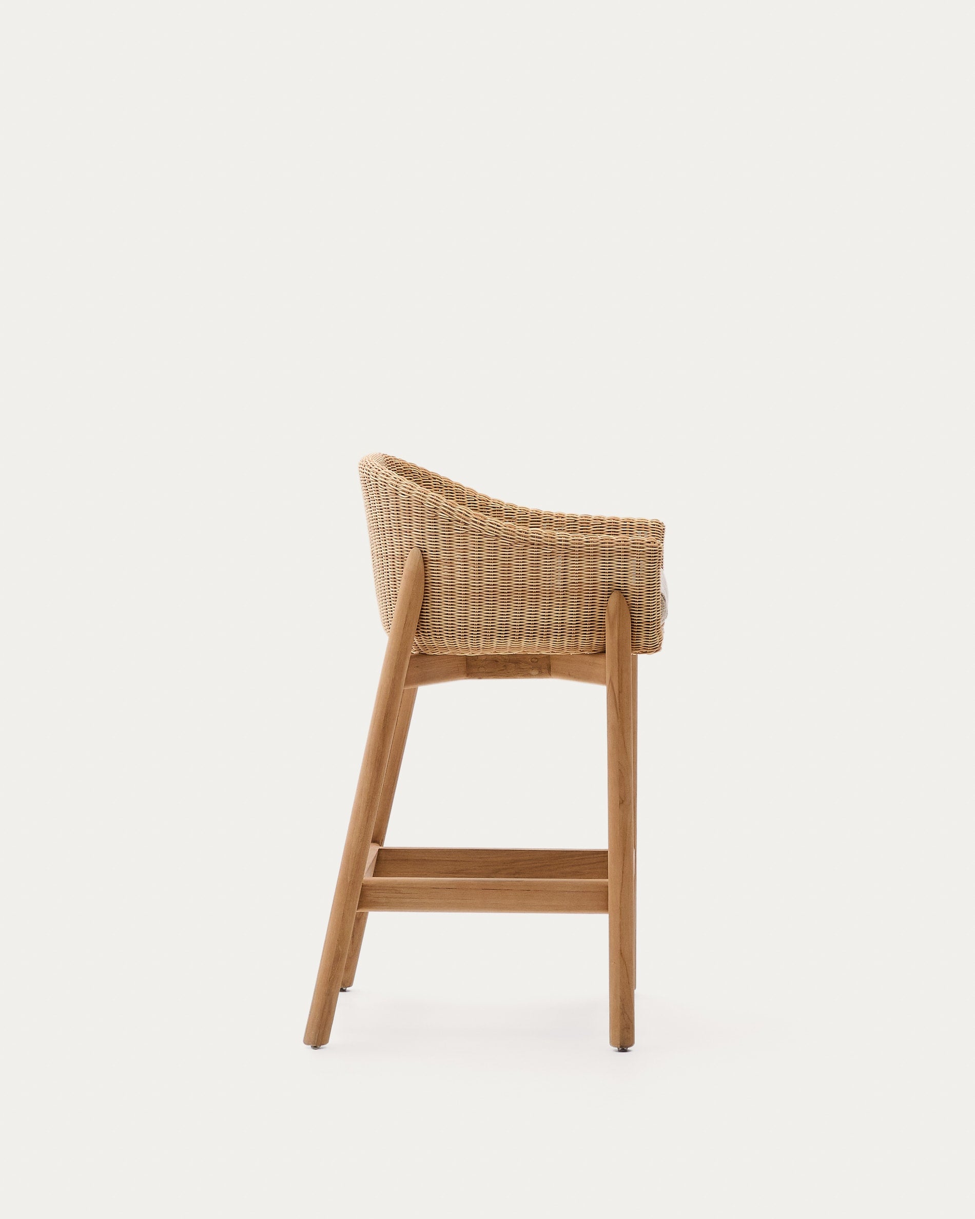 Hocker Galea aus massivem Teakholz und synthetischem Rattan 75 cm FSC 100% in Beige präsentiert im Onlineshop von KAQTU Design AG. Hocker Outdoor ist von Kave Home