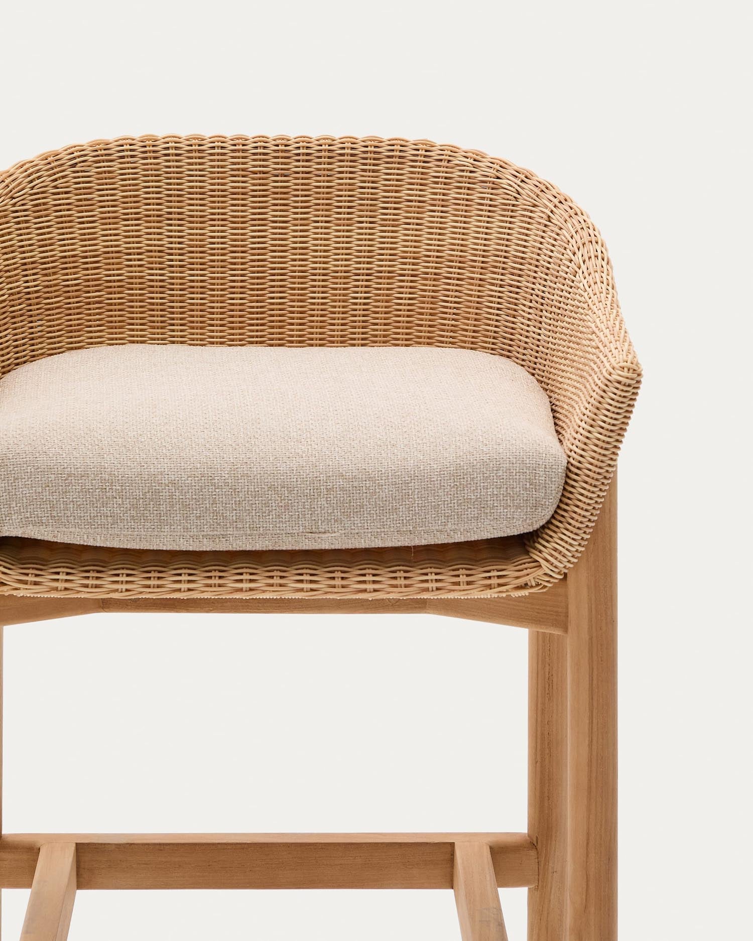 Hocker Galea aus massivem Teakholz und synthetischem Rattan 75 cm FSC 100% in Beige präsentiert im Onlineshop von KAQTU Design AG. Hocker Outdoor ist von Kave Home