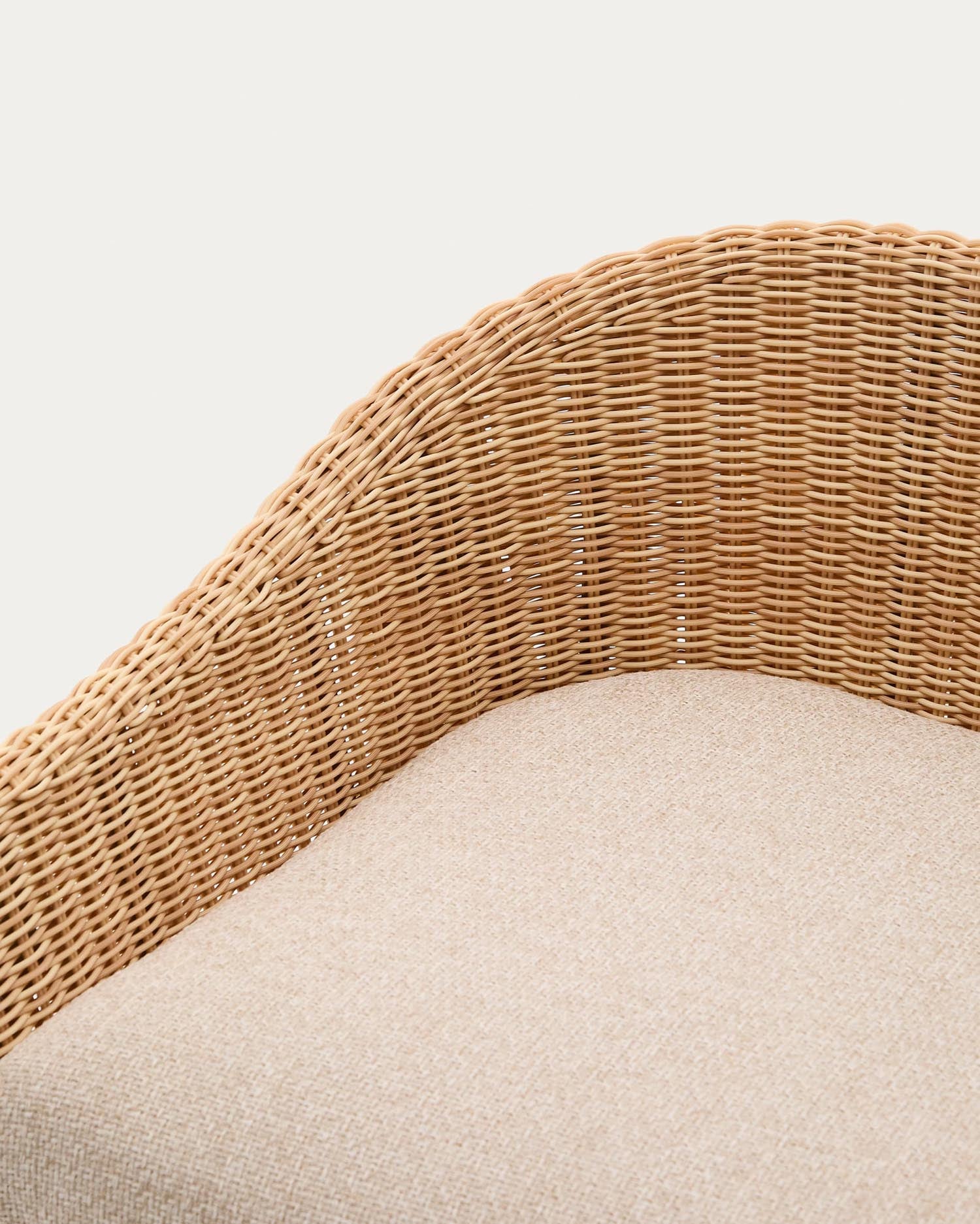 Hocker Galea aus massivem Teakholz und synthetischem Rattan 75 cm FSC 100% in Beige präsentiert im Onlineshop von KAQTU Design AG. Hocker Outdoor ist von Kave Home