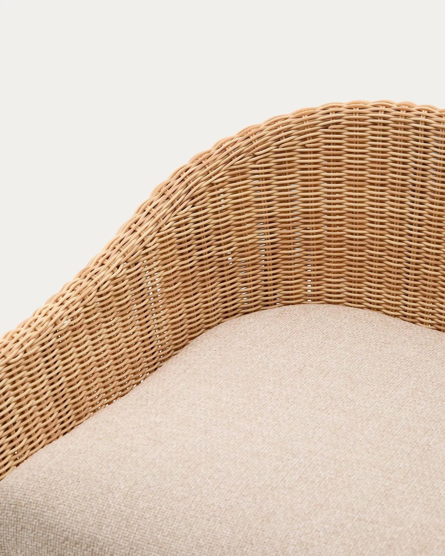 Der Hocker Galea vereint robustes Teakholz mit elegantem Rattan, ideal für stilvolle und nachhaltige Outdoor-Bereiche.