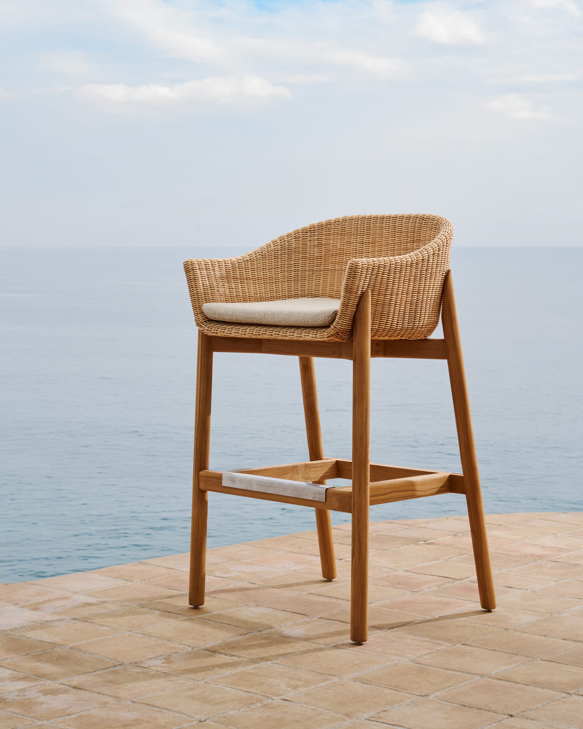 Hocker Galea aus massivem Teakholz und synthetischem Rattan 75 cm FSC 100% in Beige präsentiert im Onlineshop von KAQTU Design AG. Hocker Outdoor ist von Kave Home