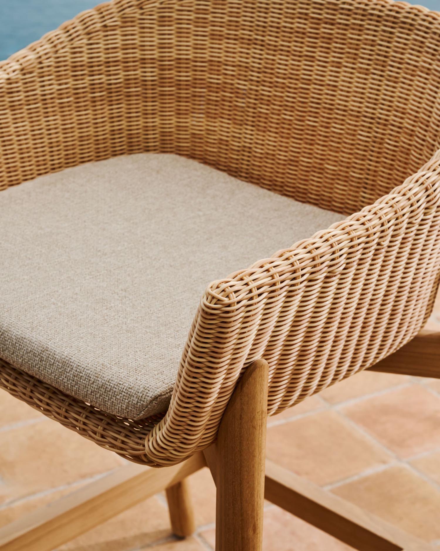 Hocker Galea aus massivem Teakholz und synthetischem Rattan 75 cm FSC 100% in Beige präsentiert im Onlineshop von KAQTU Design AG. Hocker Outdoor ist von Kave Home