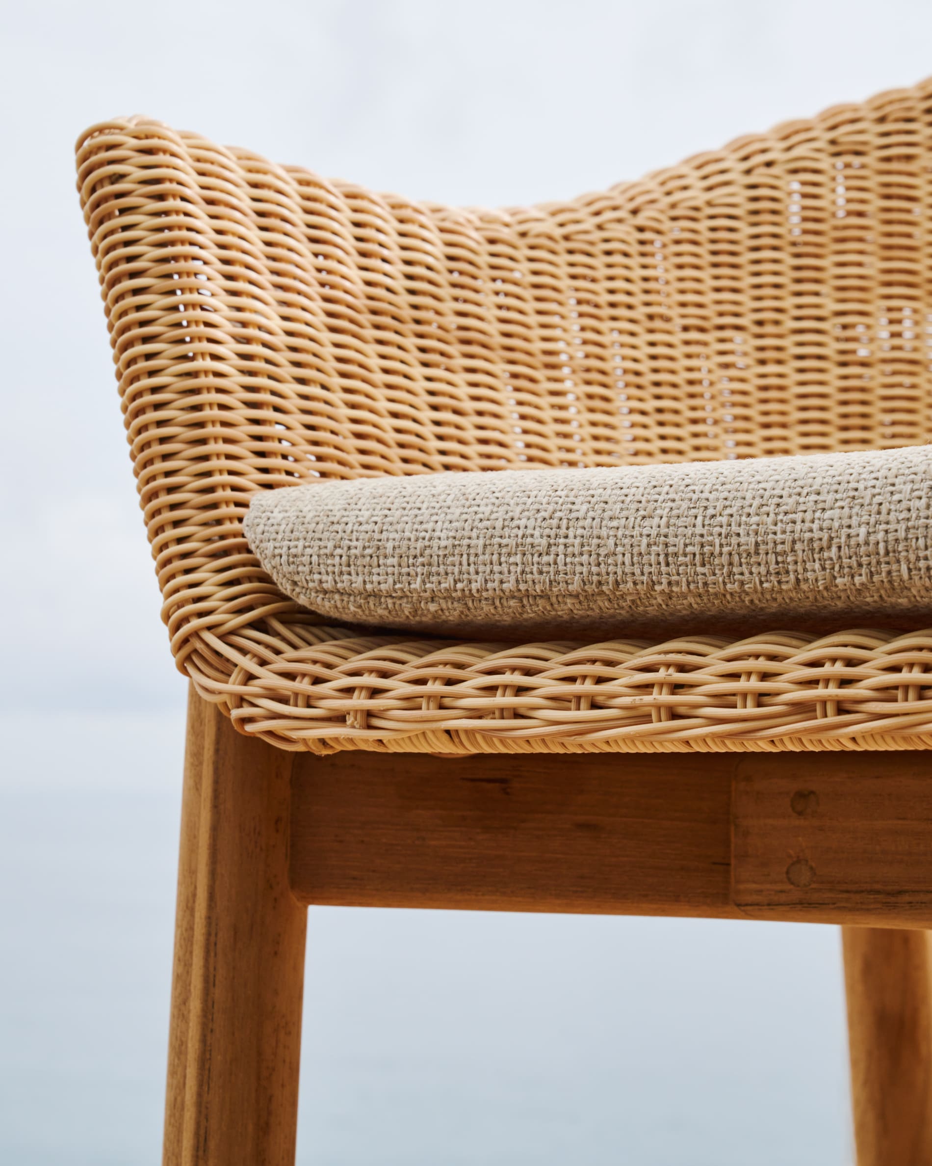 Hocker Galea aus massivem Teakholz und synthetischem Rattan 75 cm FSC 100% in Beige präsentiert im Onlineshop von KAQTU Design AG. Hocker Outdoor ist von Kave Home