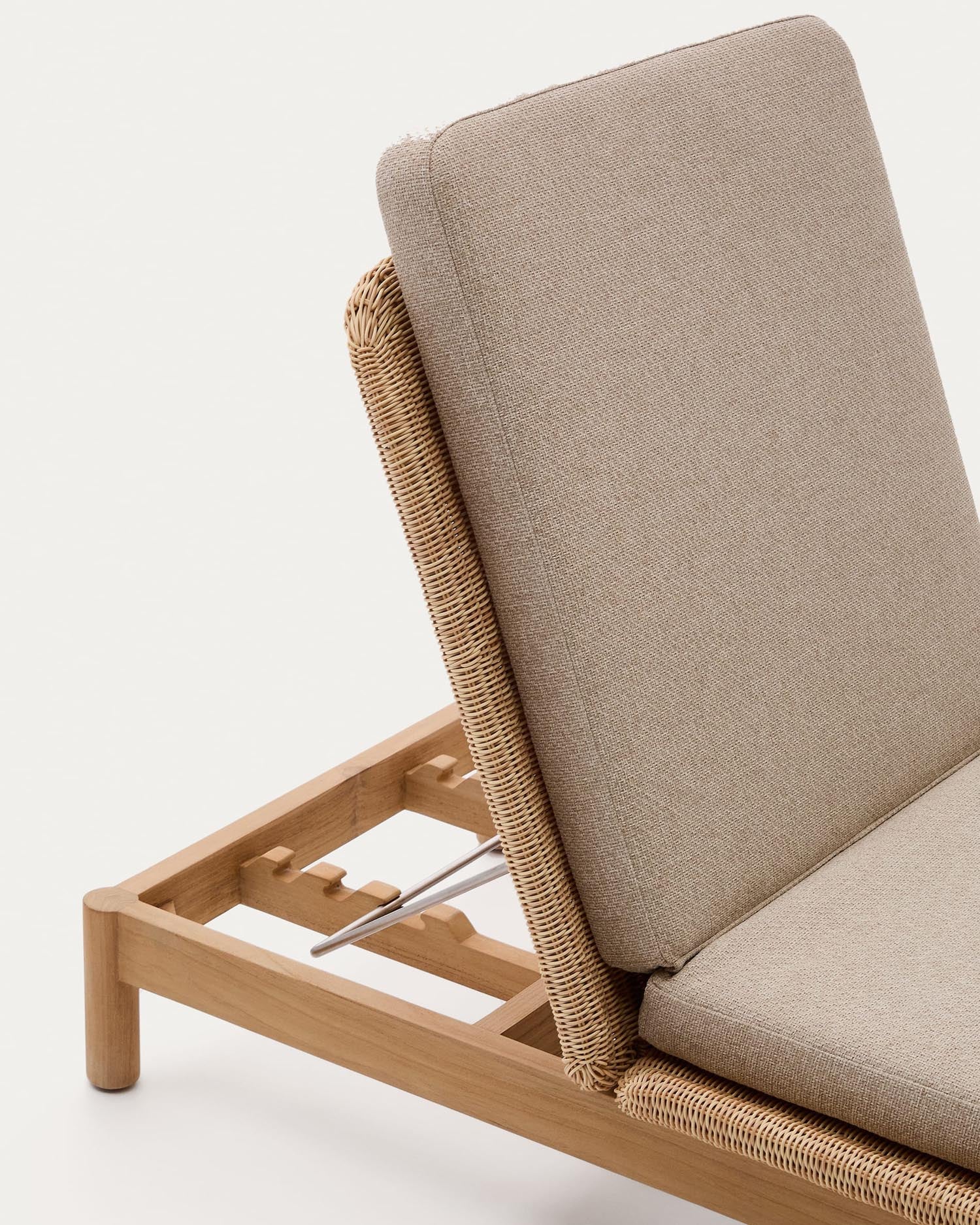 Sonnenliege Galea aus massivem Teakholz und synthetischem Rattan FSC 100% in Beige präsentiert im Onlineshop von KAQTU Design AG. Liegestuhl ist von Kave Home