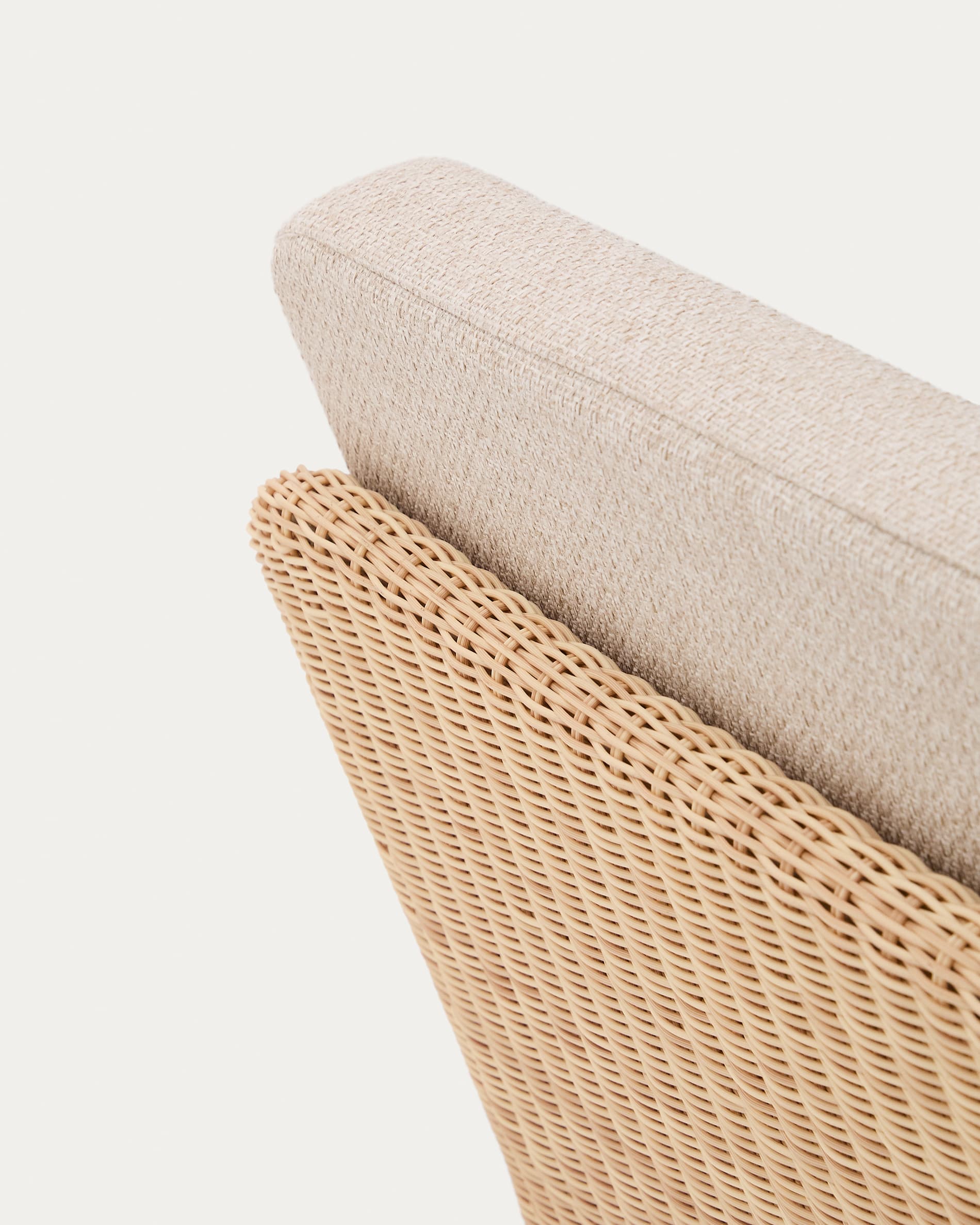 Sonnenliege Galea aus massivem Teakholz und synthetischem Rattan FSC 100% in Beige präsentiert im Onlineshop von KAQTU Design AG. Liegestuhl ist von Kave Home