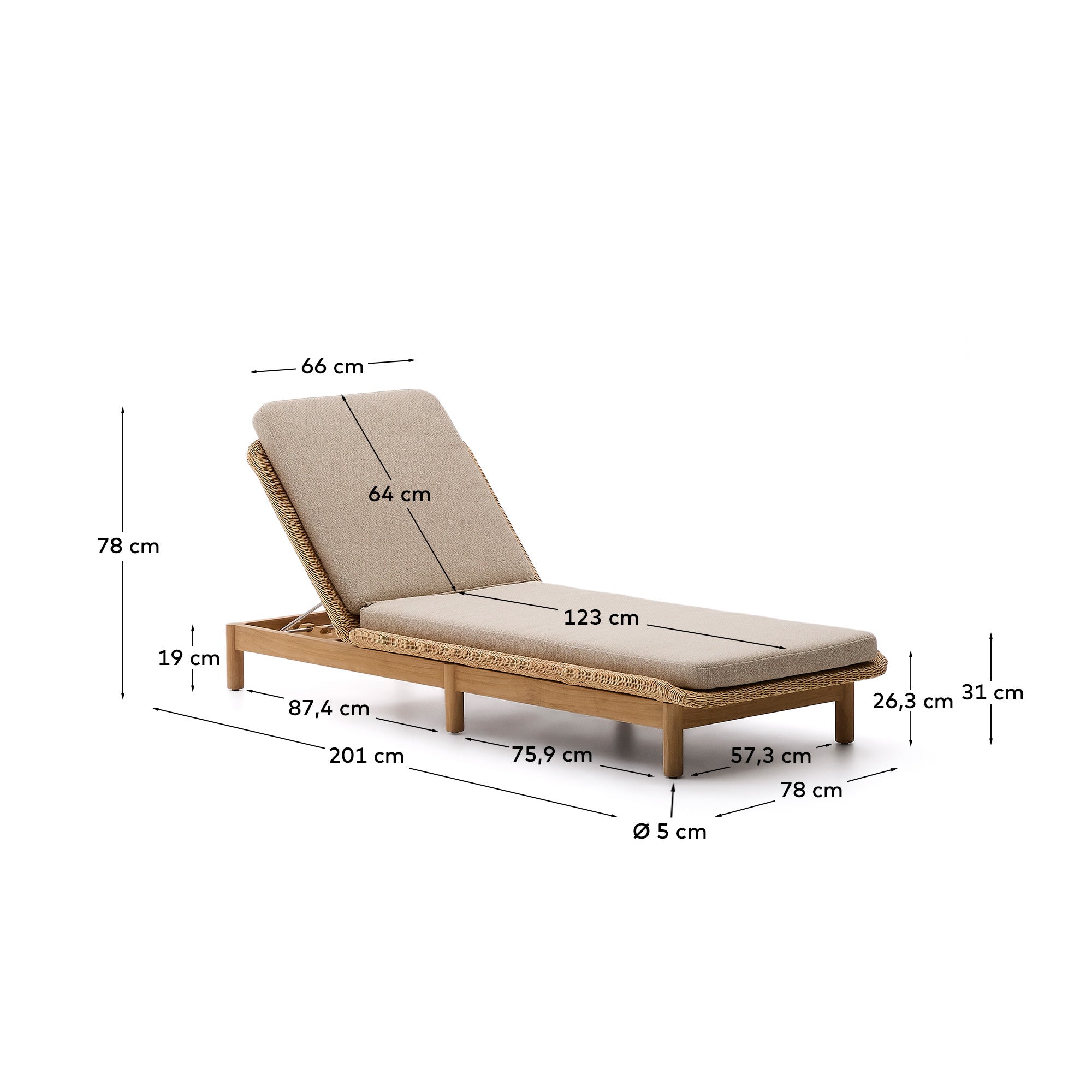 Sonnenliege Galea aus massivem Teakholz und synthetischem Rattan FSC 100% in Beige präsentiert im Onlineshop von KAQTU Design AG. Liegestuhl ist von Kave Home