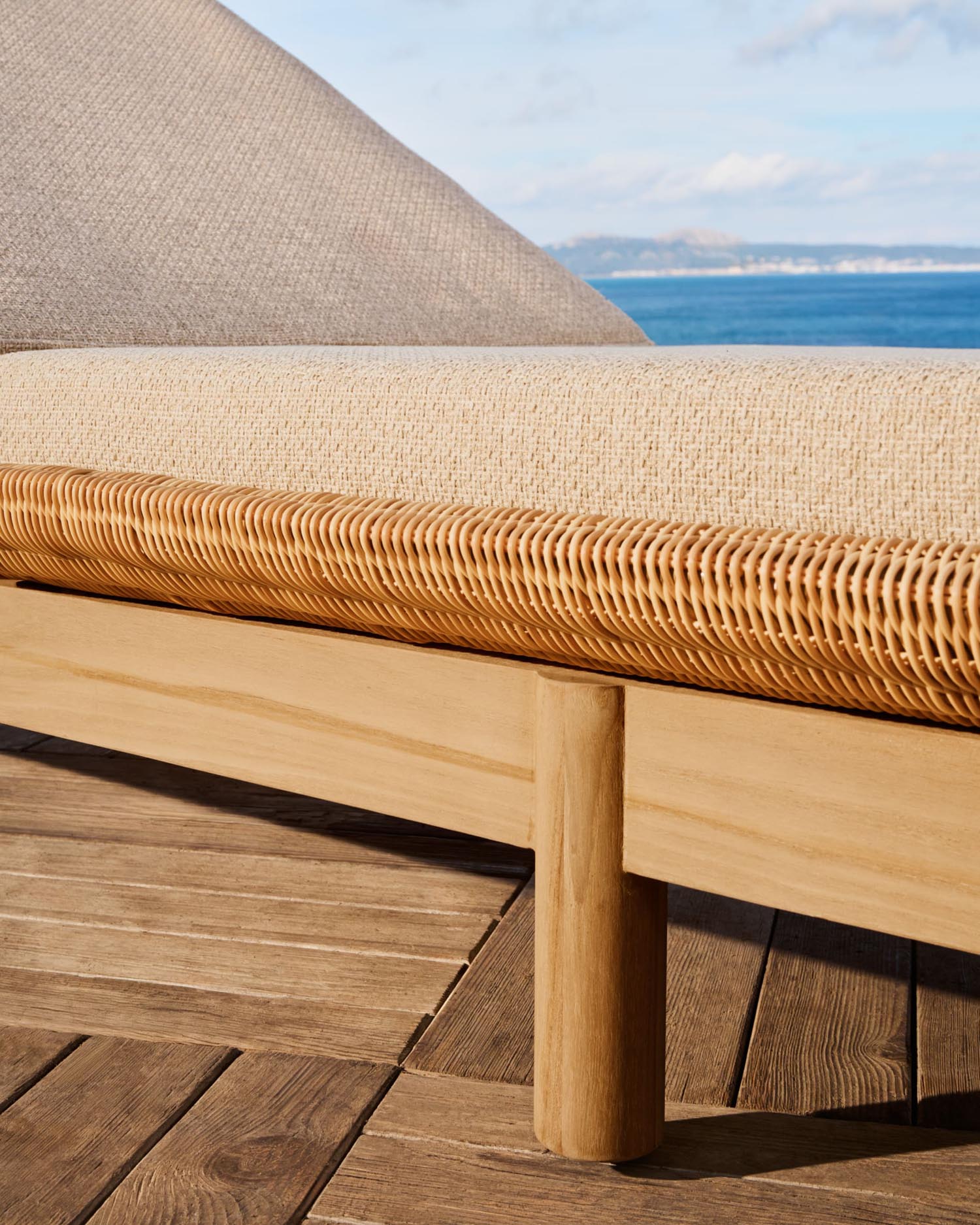 Sonnenliege Galea aus massivem Teakholz und synthetischem Rattan FSC 100% in Beige präsentiert im Onlineshop von KAQTU Design AG. Liegestuhl ist von Kave Home