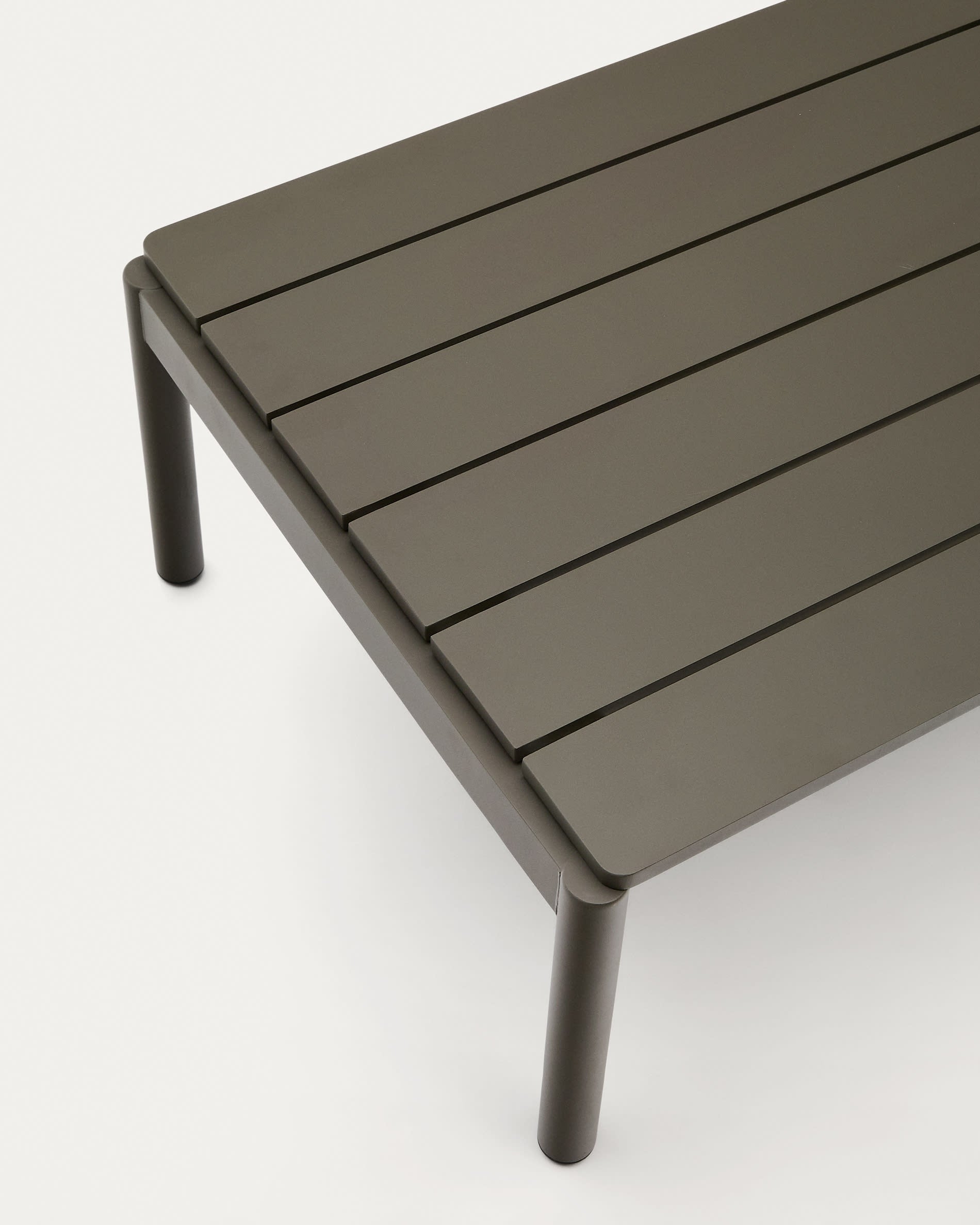 Couchtisch Sorells aus grünem Aluminium 63 x 144,6 cm   in Khaki präsentiert im Onlineshop von KAQTU Design AG. Beistelltisch Outdoor ist von Kave Home