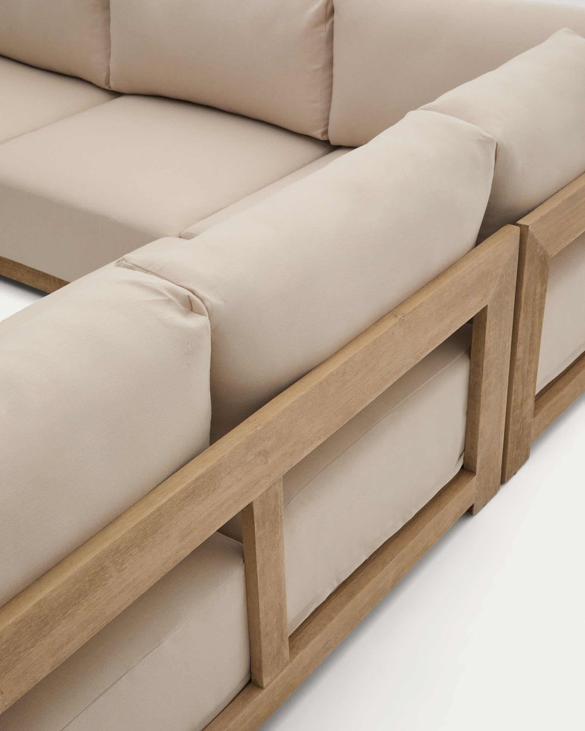 5-Sitzer-Ecksofa Ambra aus massivem Akazienholz mit klarem Finish 248 cm in Beige präsentiert im Onlineshop von KAQTU Design AG. Lounge Sofa ist von Kave Home