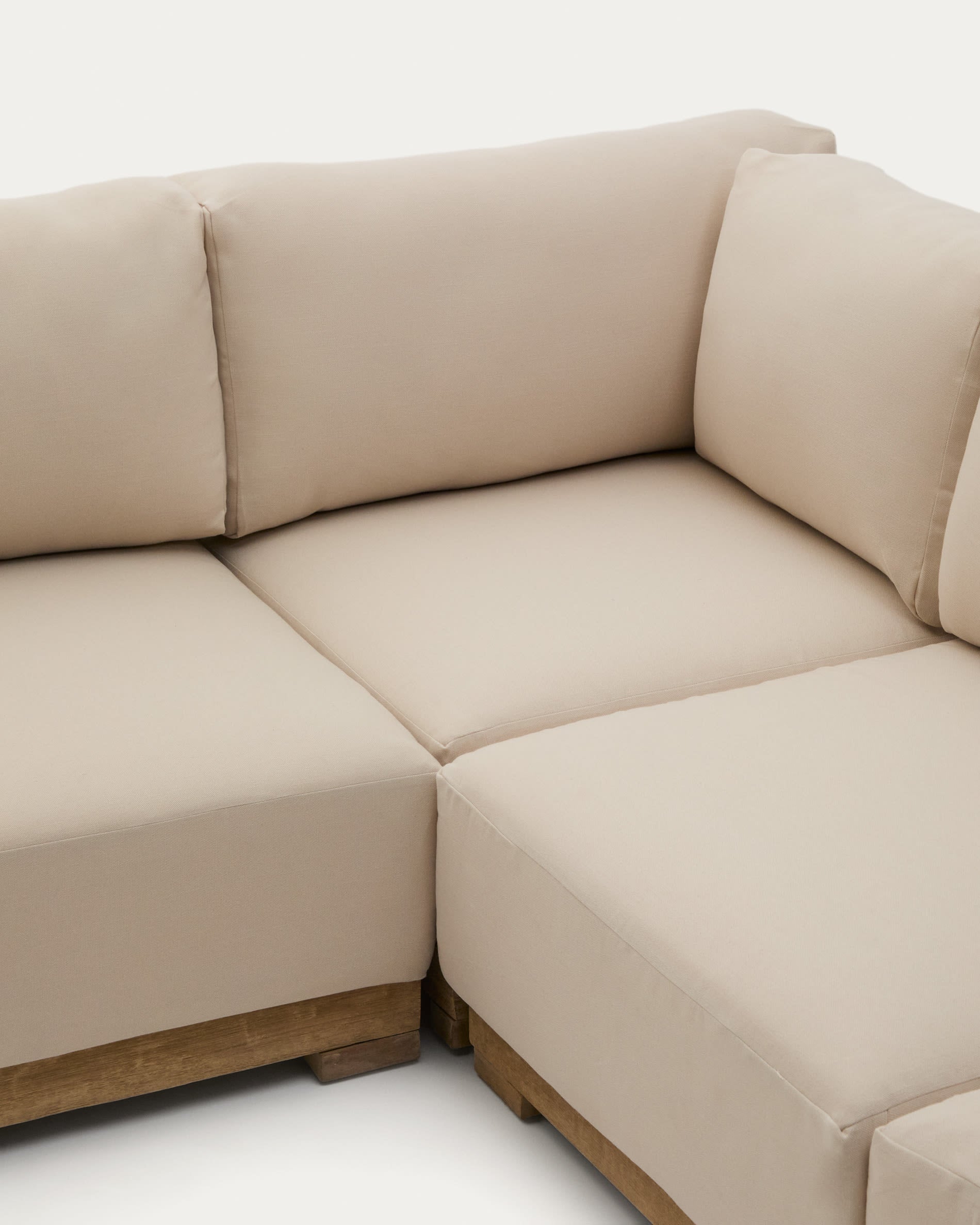 5-Sitzer-Ecksofa Ambra aus massivem Akazienholz mit klarem Finish 248 cm in Beige präsentiert im Onlineshop von KAQTU Design AG. Lounge Sofa ist von Kave Home