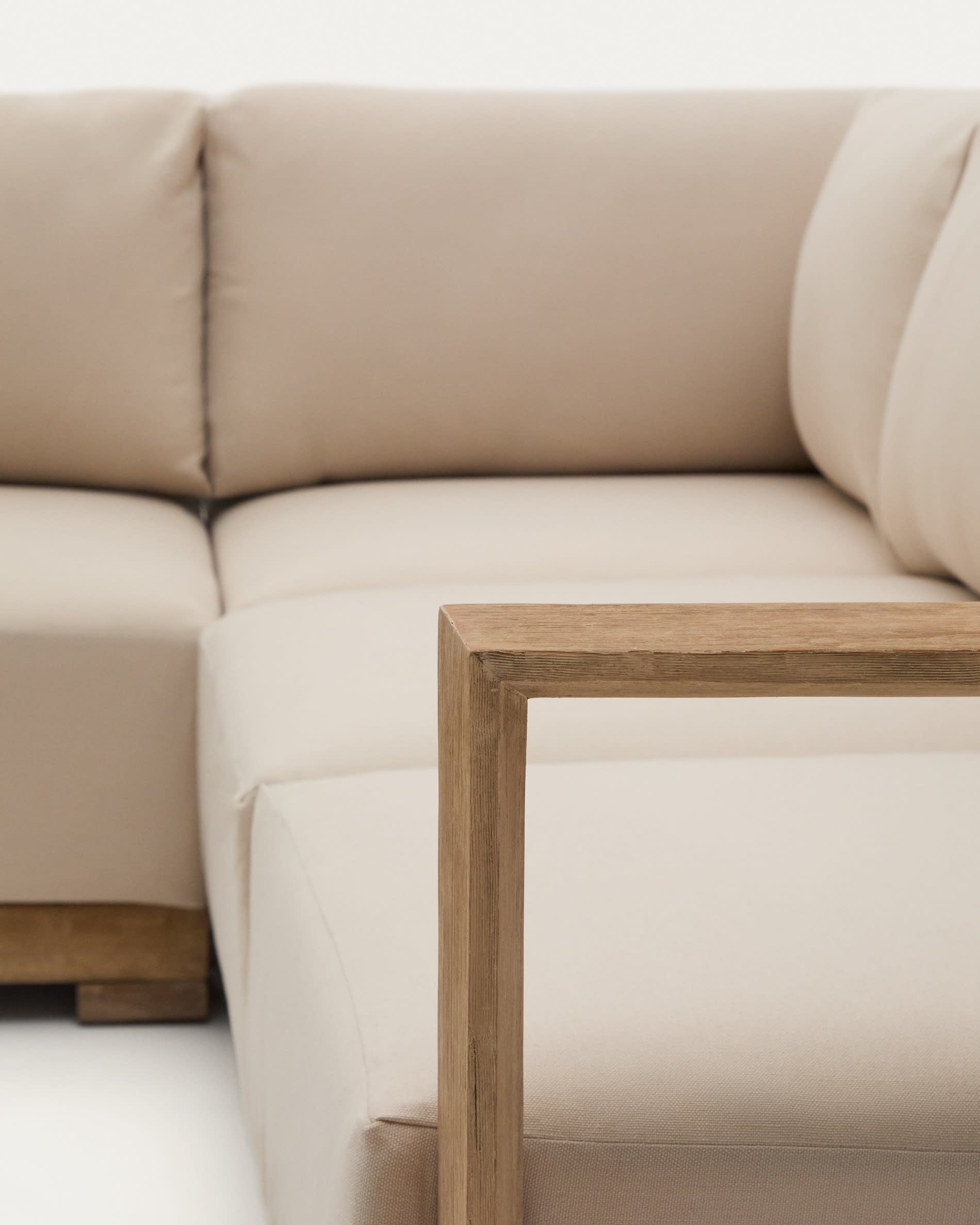 5-Sitzer-Ecksofa Ambra aus massivem Akazienholz mit klarem Finish 248 cm in Beige präsentiert im Onlineshop von KAQTU Design AG. Lounge Sofa ist von Kave Home