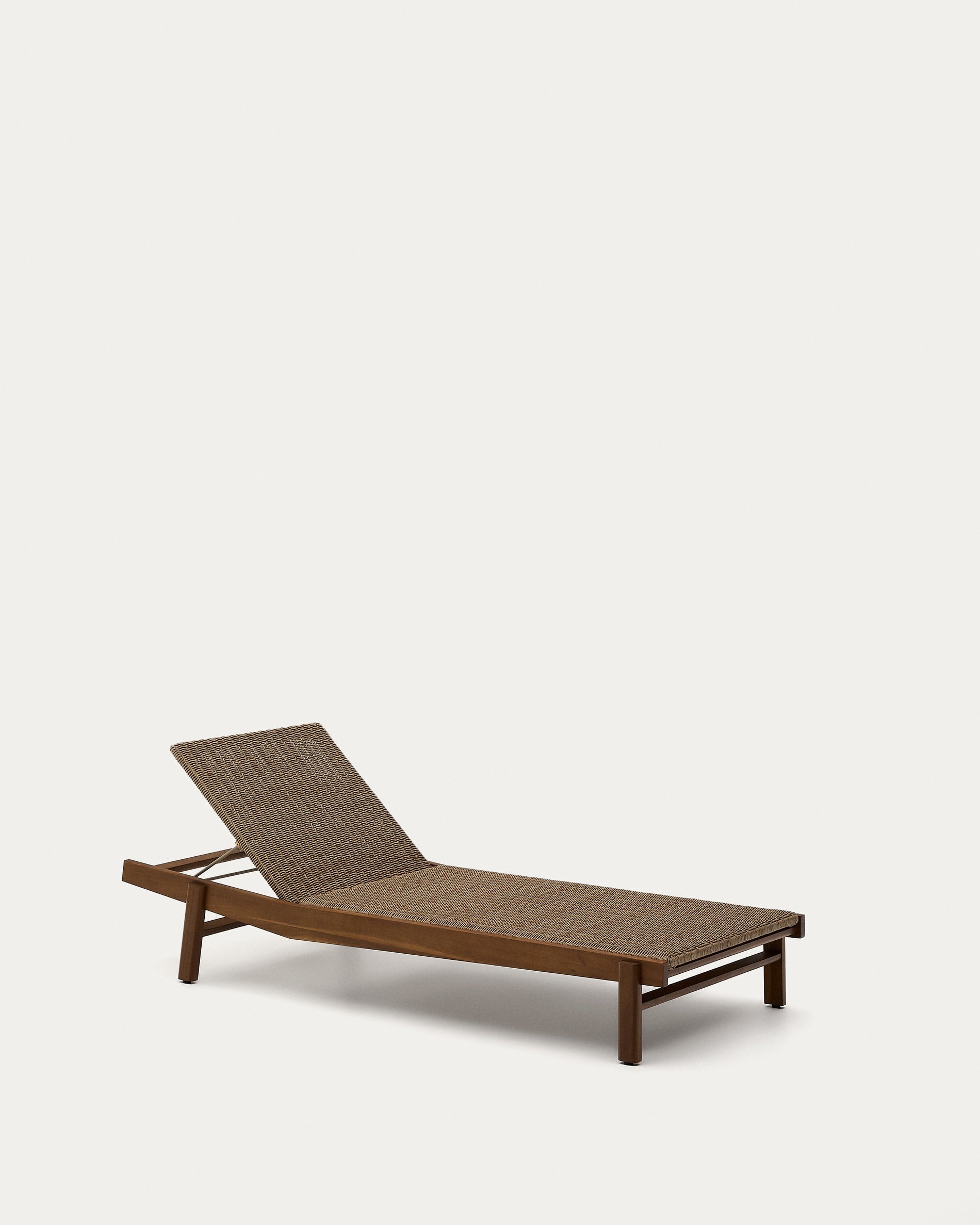 Sonnenliege Itani aus massivem Teakholz und synthetischem Rattan FSC 100% in Braun präsentiert im Onlineshop von KAQTU Design AG. Liegestuhl ist von Kave Home