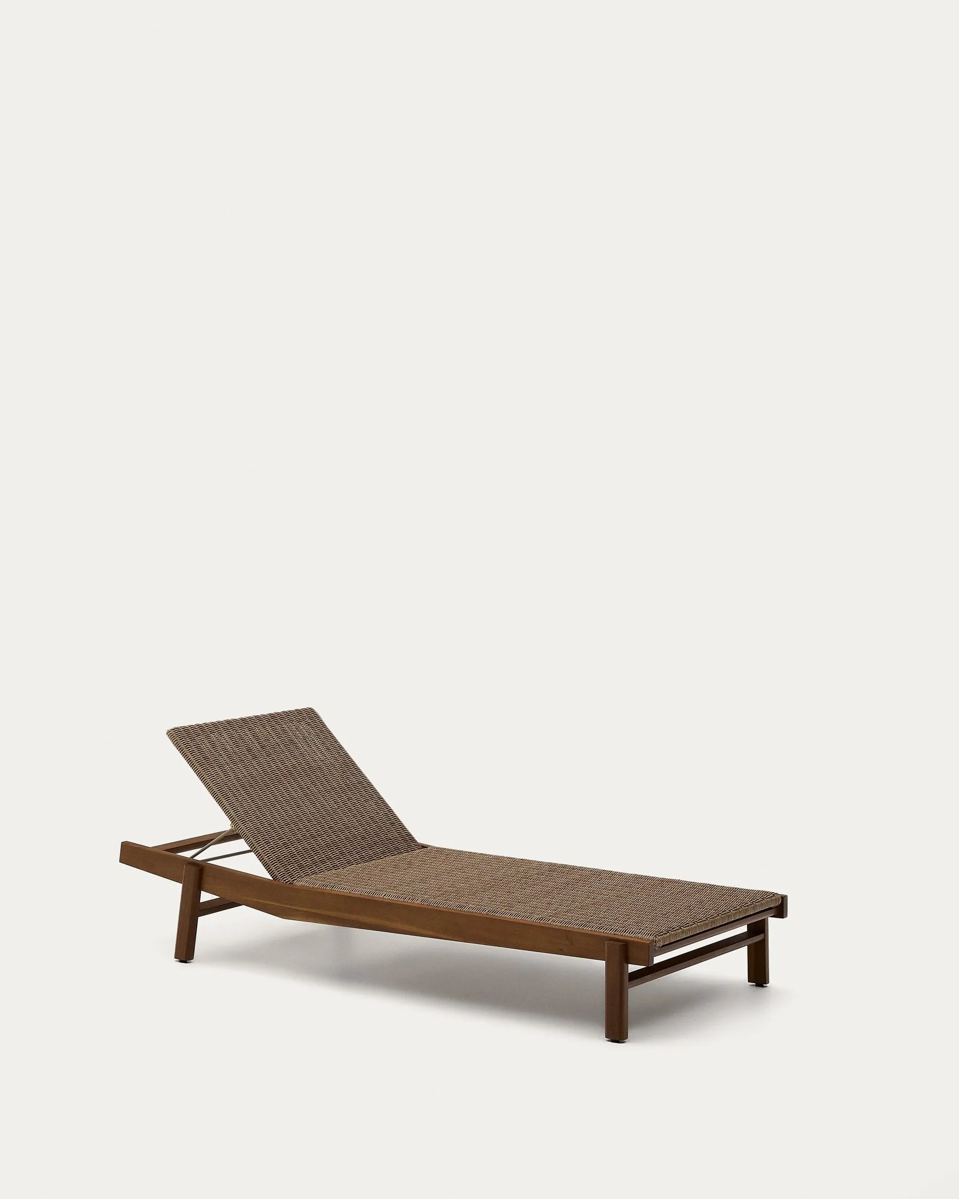 Elegante Sonnenliege aus FSC-zertifiziertem Teakholz und wetterfestem Rattan, ideal für stilvolles Entspannen im Freien.