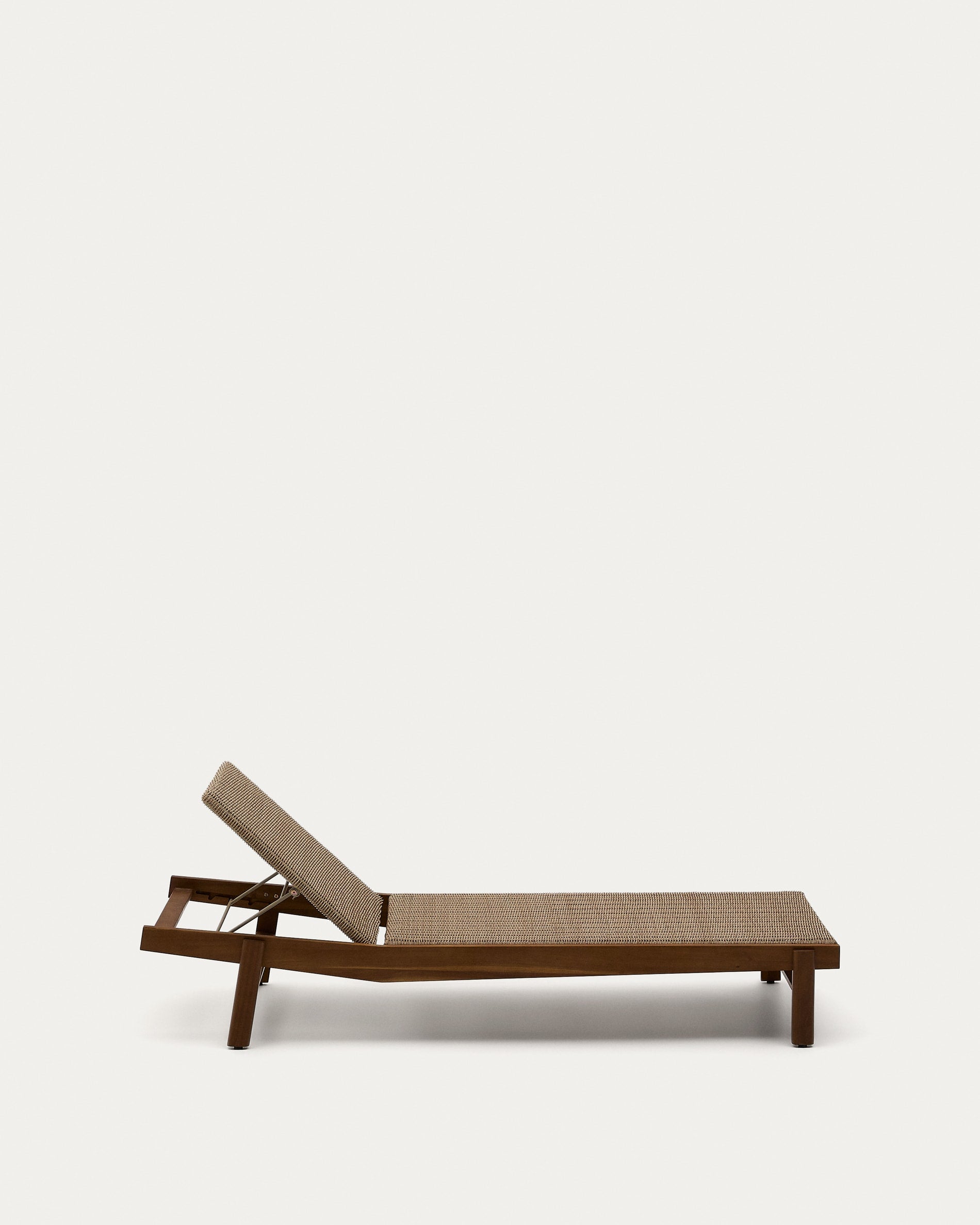 Sonnenliege Itani aus massivem Teakholz und synthetischem Rattan FSC 100% in Braun präsentiert im Onlineshop von KAQTU Design AG. Liegestuhl ist von Kave Home