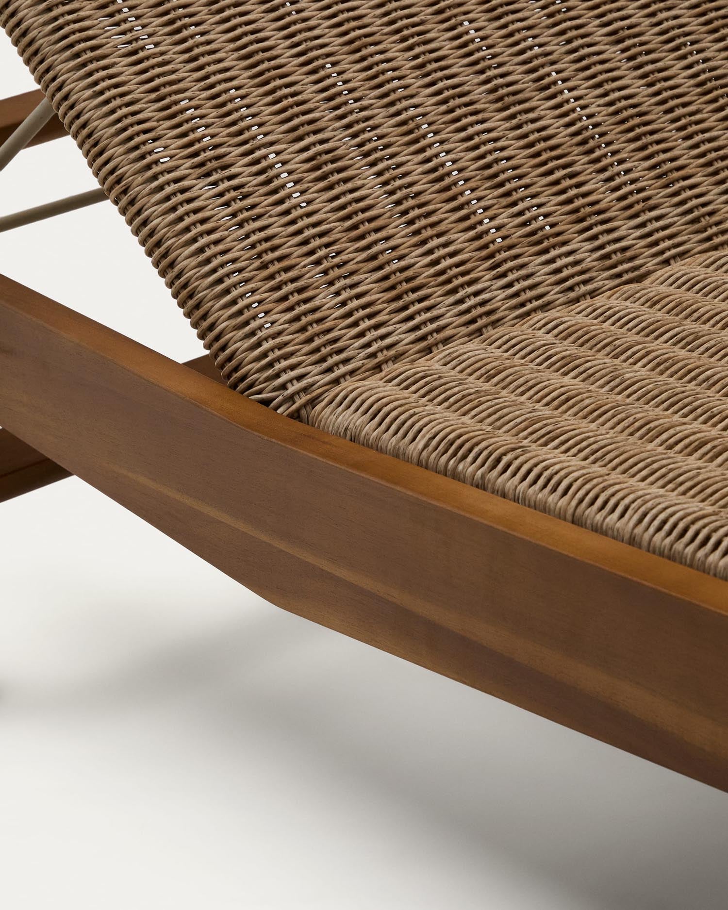 Sonnenliege Itani aus massivem Teakholz und synthetischem Rattan FSC 100% in Braun präsentiert im Onlineshop von KAQTU Design AG. Liegestuhl ist von Kave Home