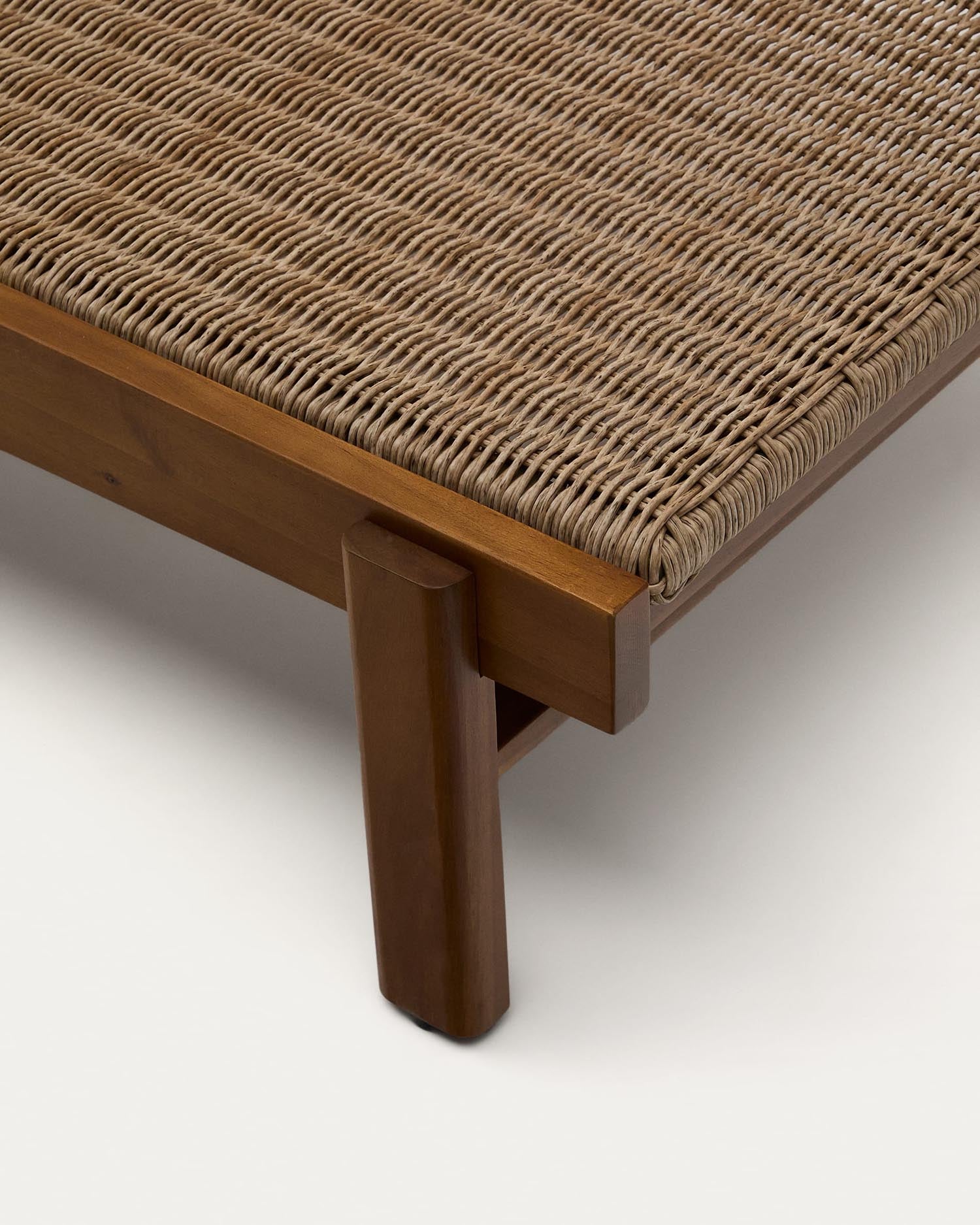 Sonnenliege Itani aus massivem Teakholz und synthetischem Rattan FSC 100% in Braun präsentiert im Onlineshop von KAQTU Design AG. Liegestuhl ist von Kave Home