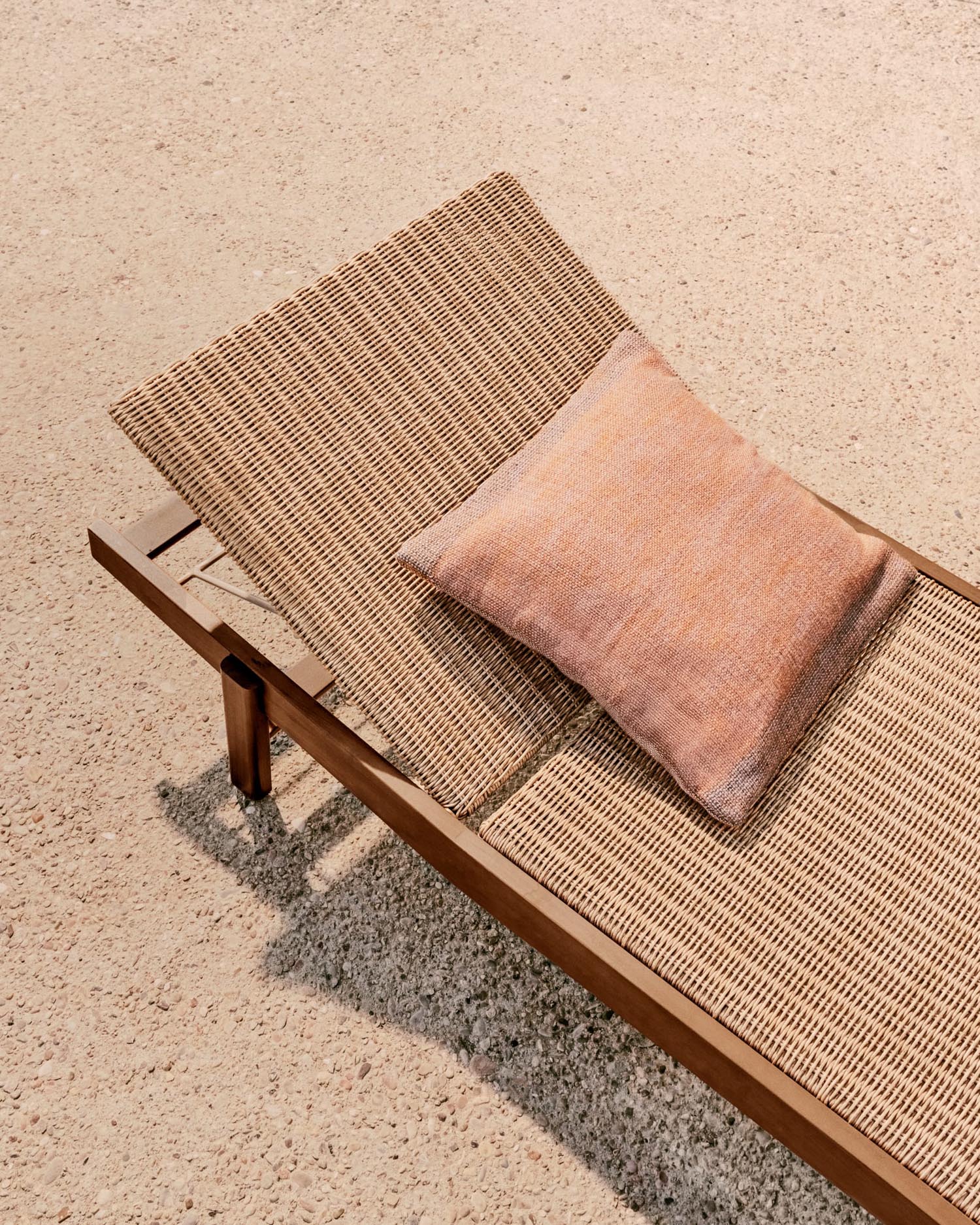 Sonnenliege Itani aus massivem Teakholz und synthetischem Rattan FSC 100% in Braun präsentiert im Onlineshop von KAQTU Design AG. Liegestuhl ist von Kave Home