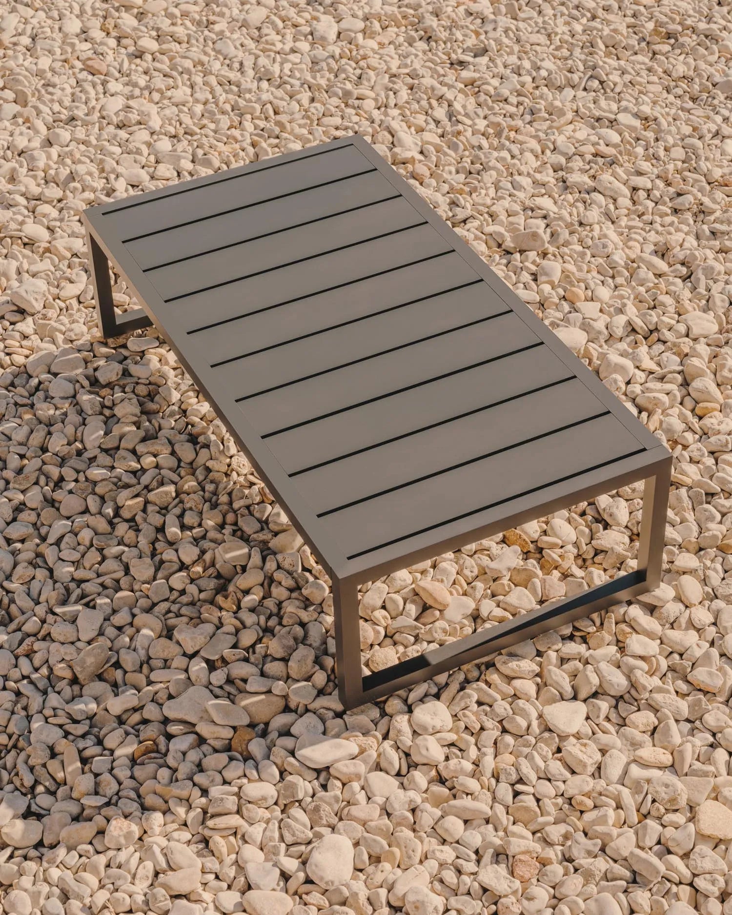 Eleganter Outdoor-Couchtisch aus grünem Aluminium, 60x114 cm, robust und stilvoll für Garten oder Terrasse.