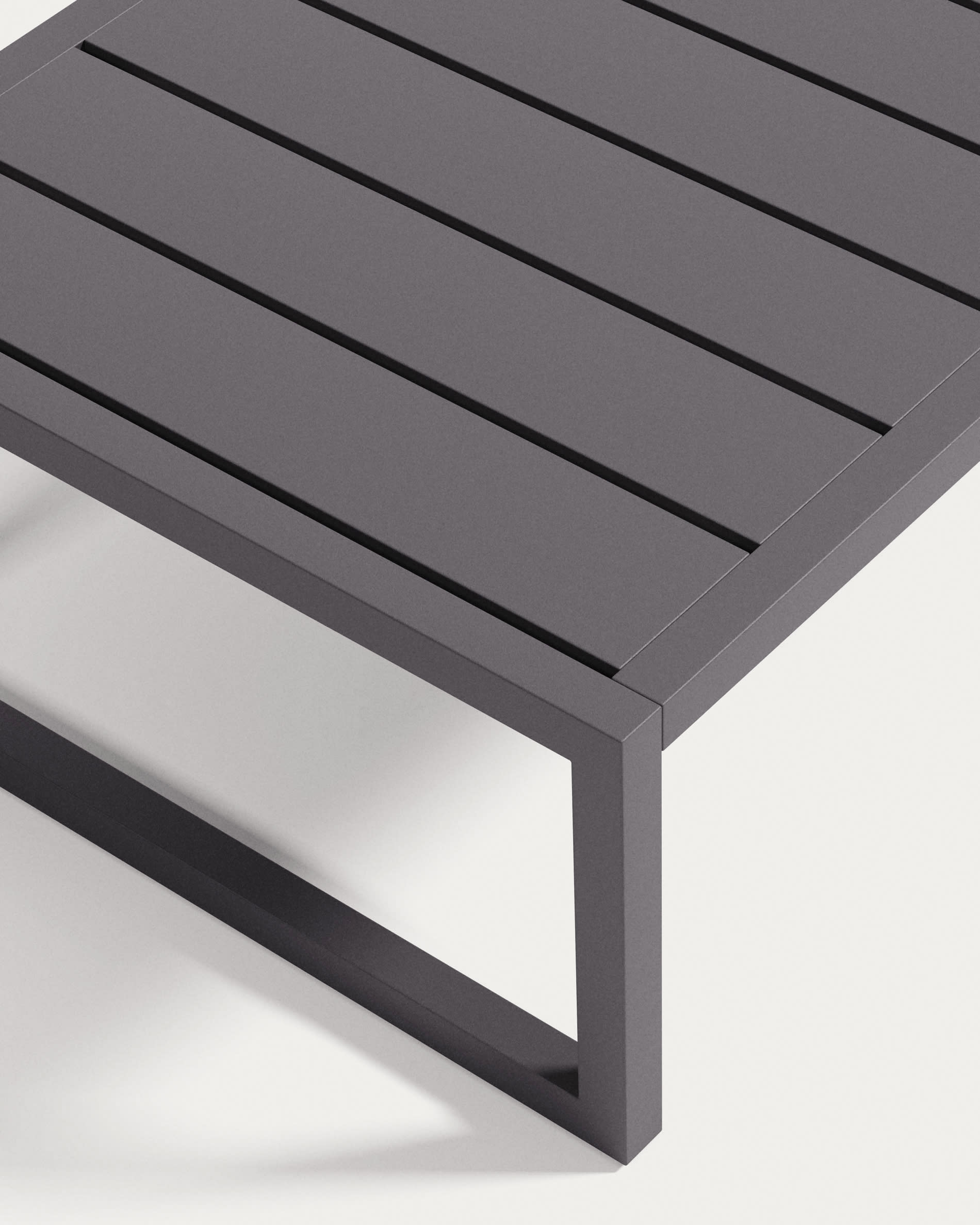 Beistelltisch Comova 100% outdoor aus schwarzem Aluminium 60 x 60 cm in Schwarz präsentiert im Onlineshop von KAQTU Design AG. Beistelltisch Outdoor ist von Kave Home