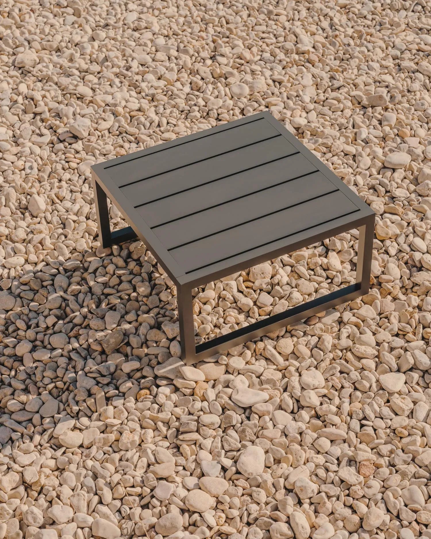 Eleganter, wetterfester Beistelltisch aus schwarzem Aluminium, ideal für Terrasse oder Garten, 60x60 cm, pflegeleicht und langlebig.