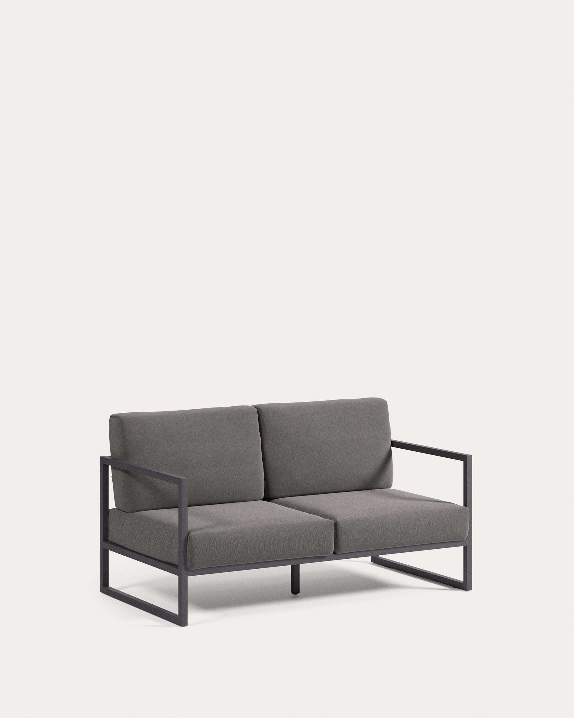 Comova Sofa 100% outdoor dunkelgrau und aus schwarzem Aluminium 150 cm in Schwarz präsentiert im Onlineshop von KAQTU Design AG. Lounge Sofa ist von Kave Home