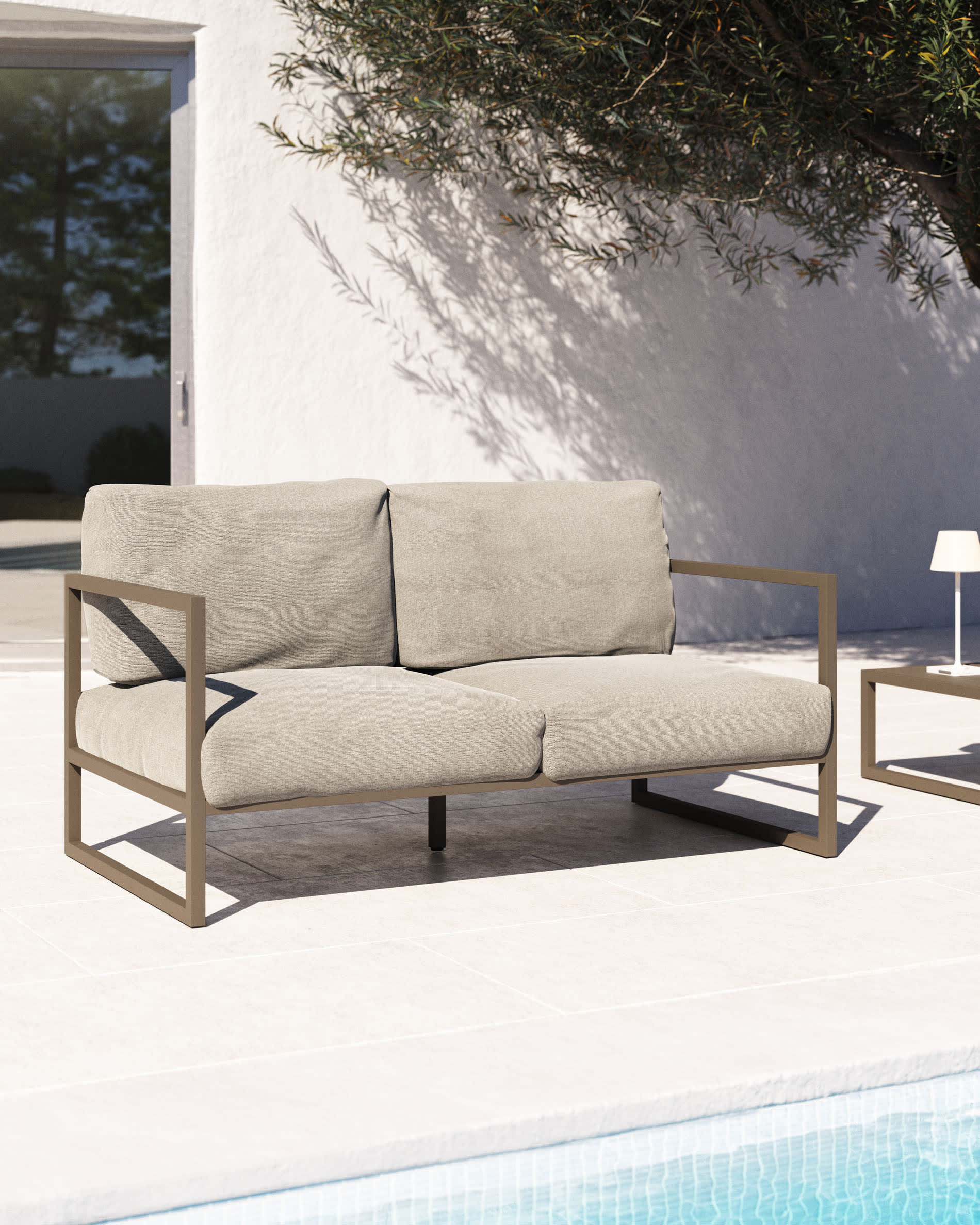 Comova 2-Sitzer Sofa 100% outdoor hellgrau und Aluminium grün 150 cm in Grau präsentiert im Onlineshop von KAQTU Design AG. Lounge Sofa ist von Kave Home