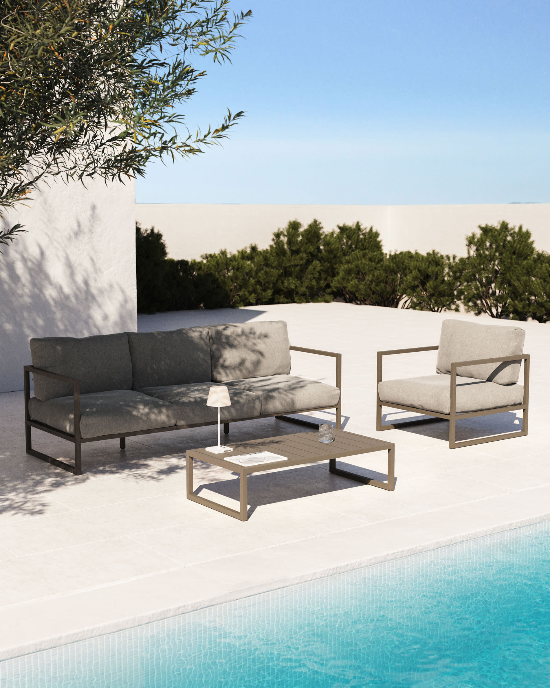 Comova 3-Sitzer Sofa 100% outdoor hellgrau und Aluminium grün 222 cm in Grau präsentiert im Onlineshop von KAQTU Design AG. Lounge Sofa ist von Kave Home