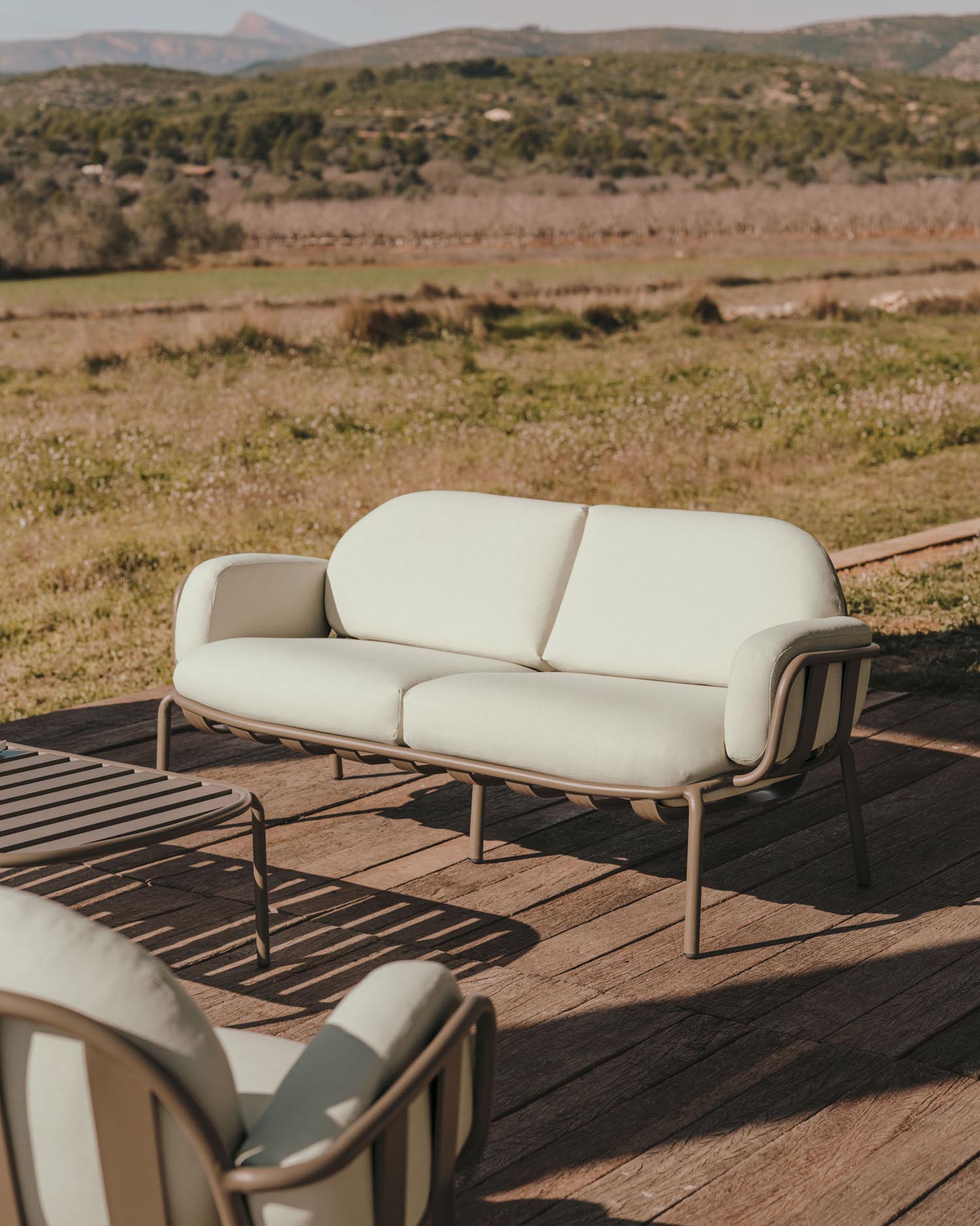 Joncols 2-Sitzer-Gartensofa aus Aluminium mit Finish in Grün 164 cm in Grün präsentiert im Onlineshop von KAQTU Design AG. Lounge Sofa ist von Kave Home