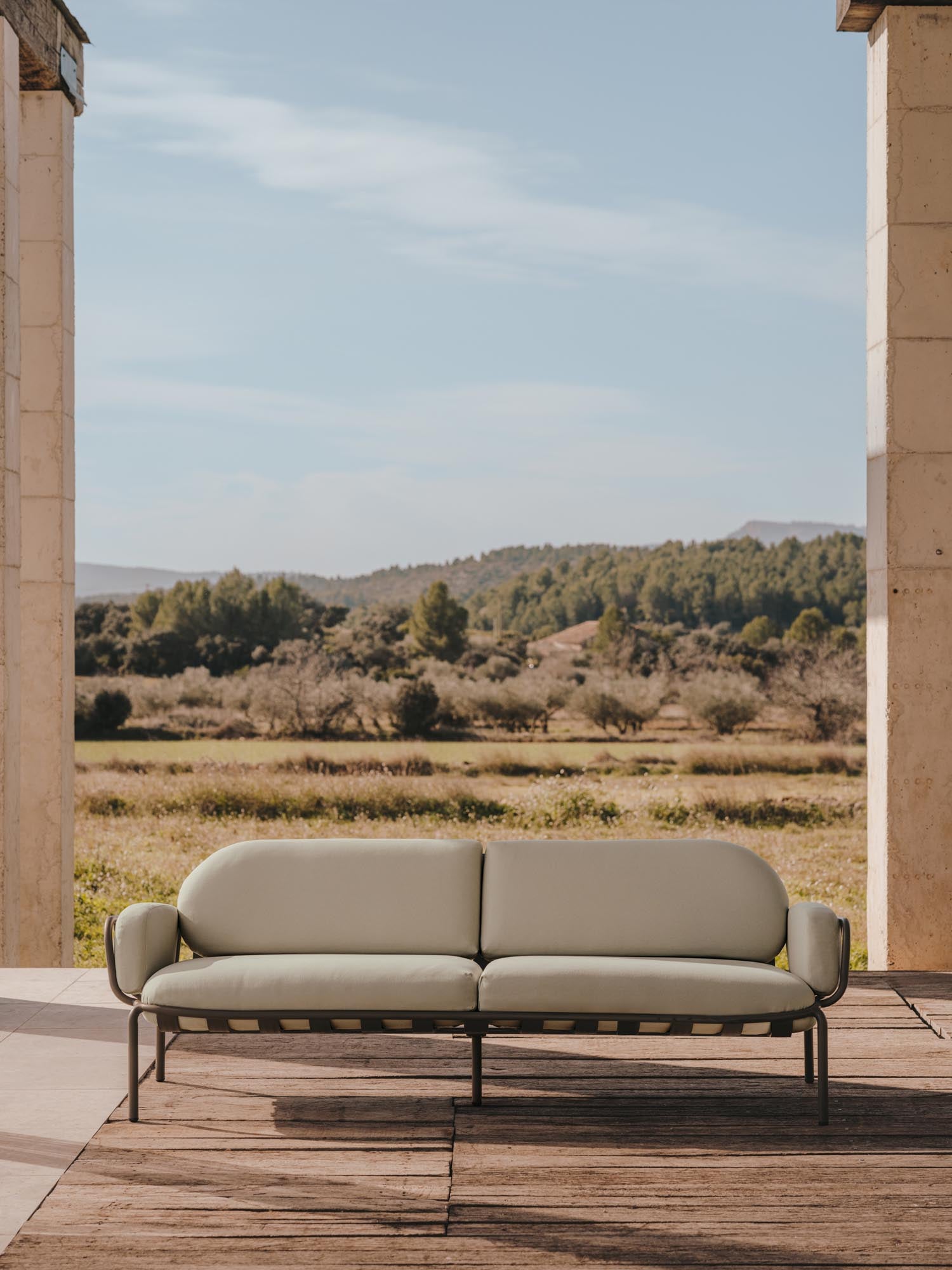 Joncols 3-Sitzer-Gartensofa aus Aluminium mit Finish in Grün 225 cm in Grün präsentiert im Onlineshop von KAQTU Design AG. Lounge Sofa ist von Kave Home