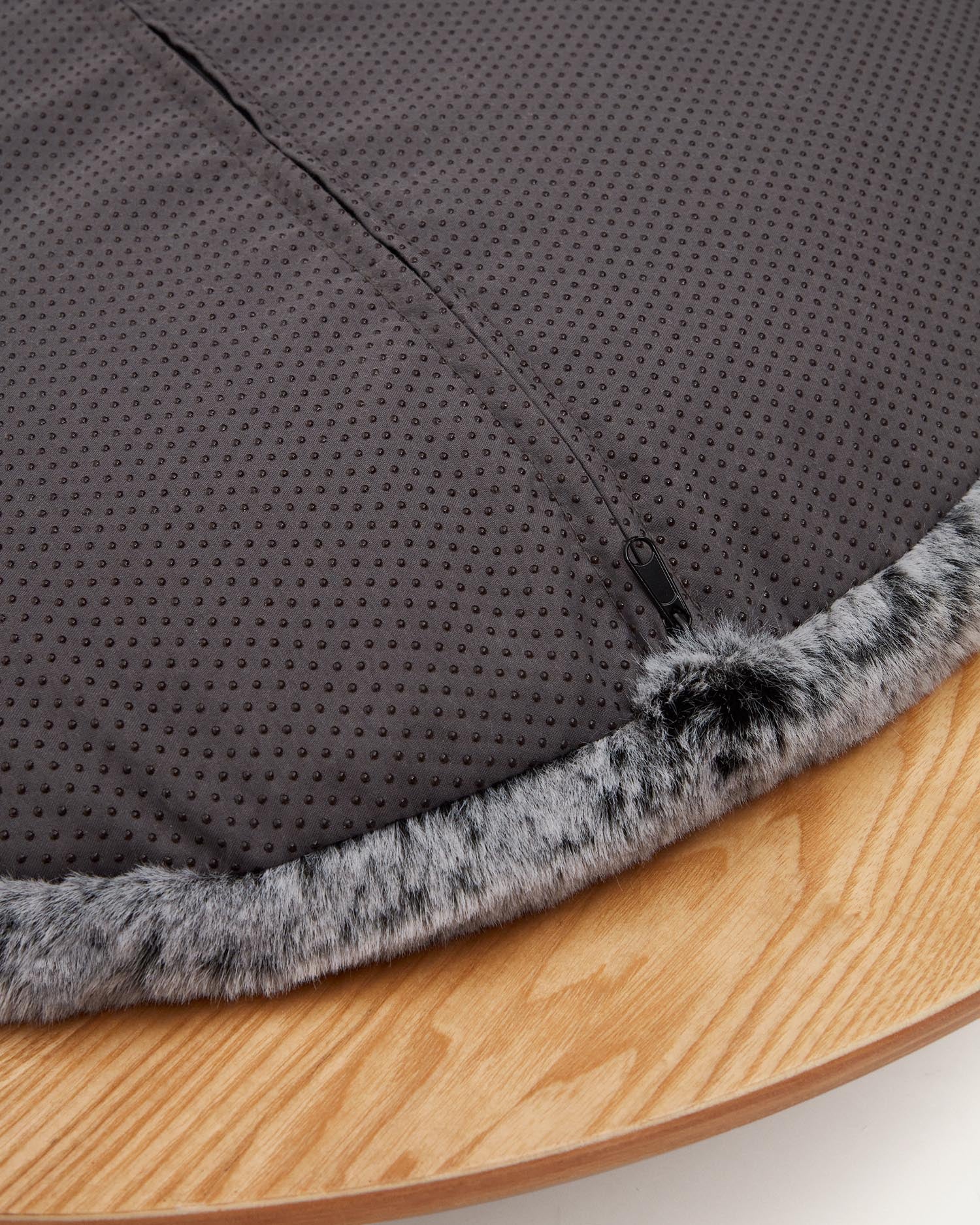 Bunola Bett für Haustier aus Eschenfurnier und flauschigem Kissen in Grau Ø 70 cm in Schwarz präsentiert im Onlineshop von KAQTU Design AG. Haustierbedarf ist von Kave Home