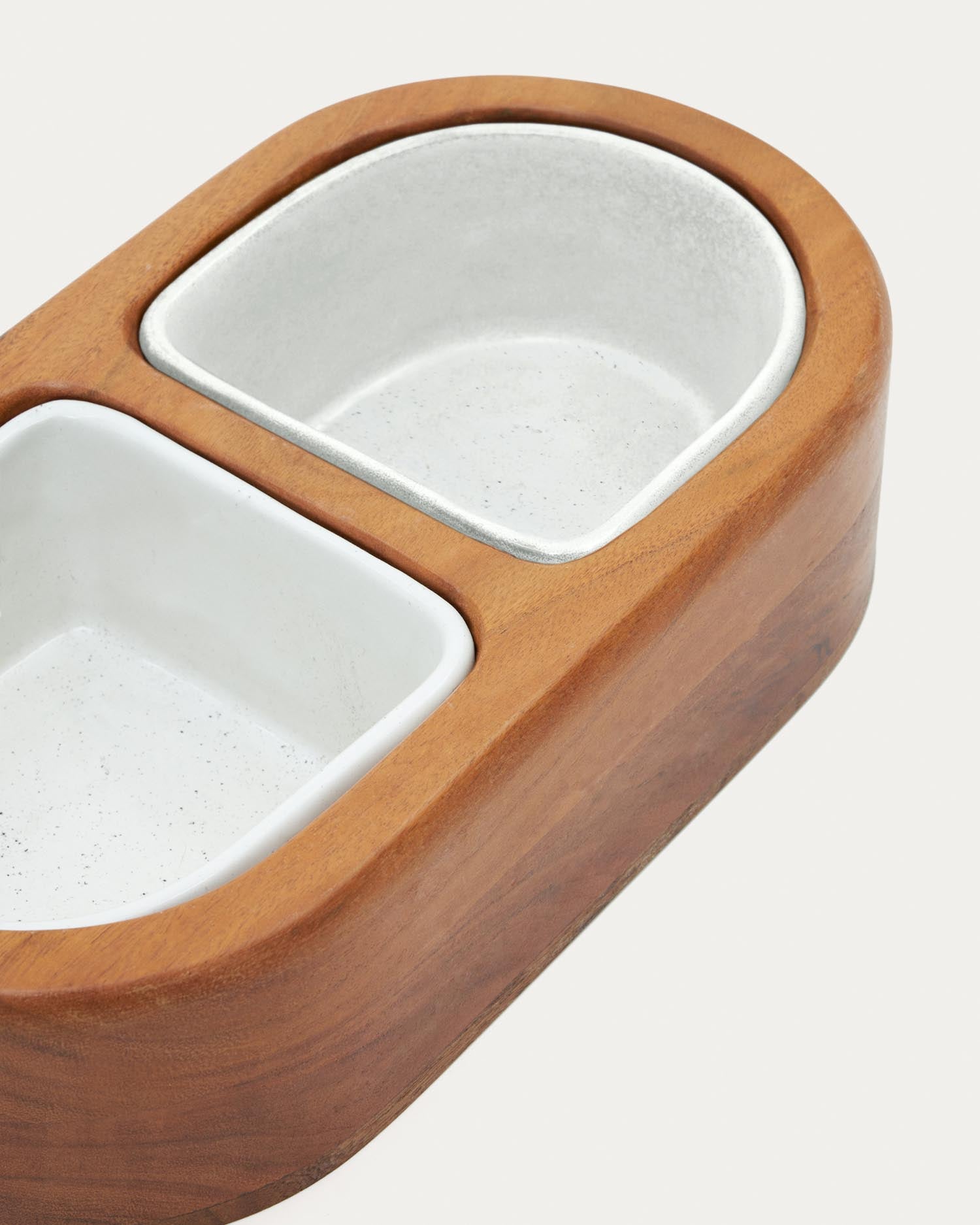 Arlo 2er-Set Futter- und Trinknapf mit Holzständer 38 x 20 cm in  präsentiert im Onlineshop von KAQTU Design AG. Haustierbedarf ist von Kave Home