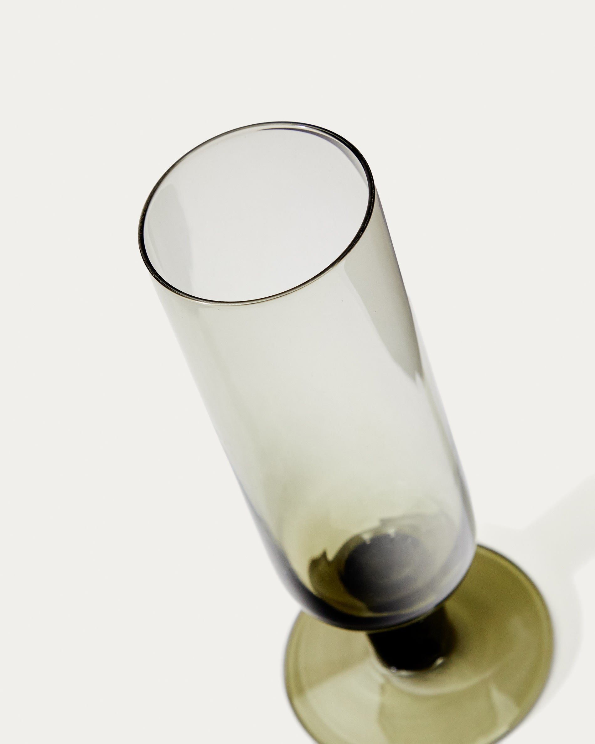 Längliches Weinglas Sauky aus grünem Glas 19 cl in Klar präsentiert im Onlineshop von KAQTU Design AG. Wein- & Sektglas ist von Kave Home