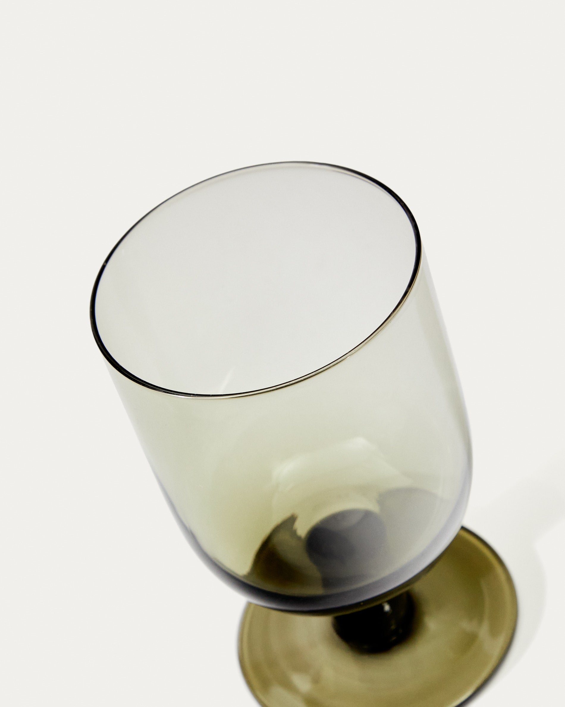 Weinglas Sauky aus grünem Glas 32 cl in Klar präsentiert im Onlineshop von KAQTU Design AG. Wein- & Sektglas ist von Kave Home