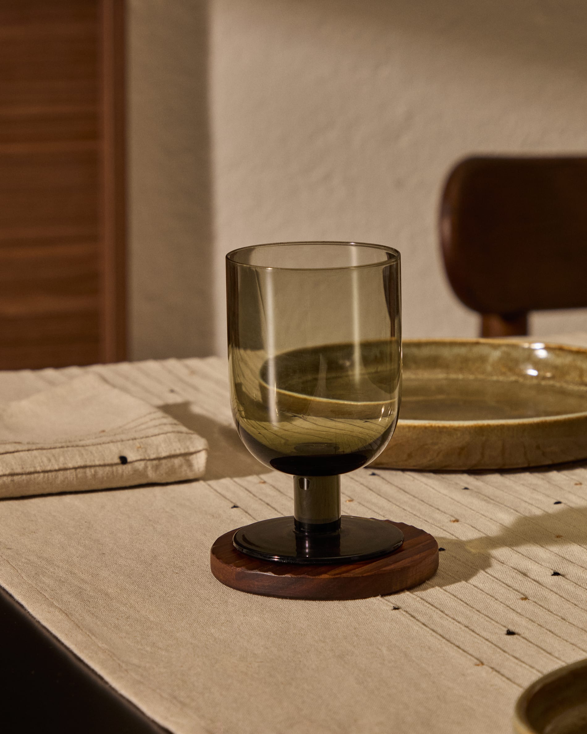 Weinglas Sauky aus grünem Glas 32 cl in Klar präsentiert im Onlineshop von KAQTU Design AG. Wein- & Sektglas ist von Kave Home