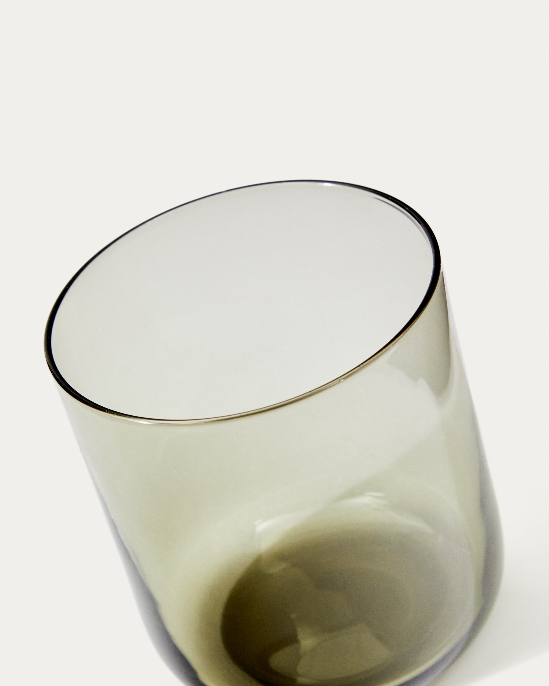 Glas Sauky aus grünem Glas in Klar präsentiert im Onlineshop von KAQTU Design AG. Glas ist von Kave Home