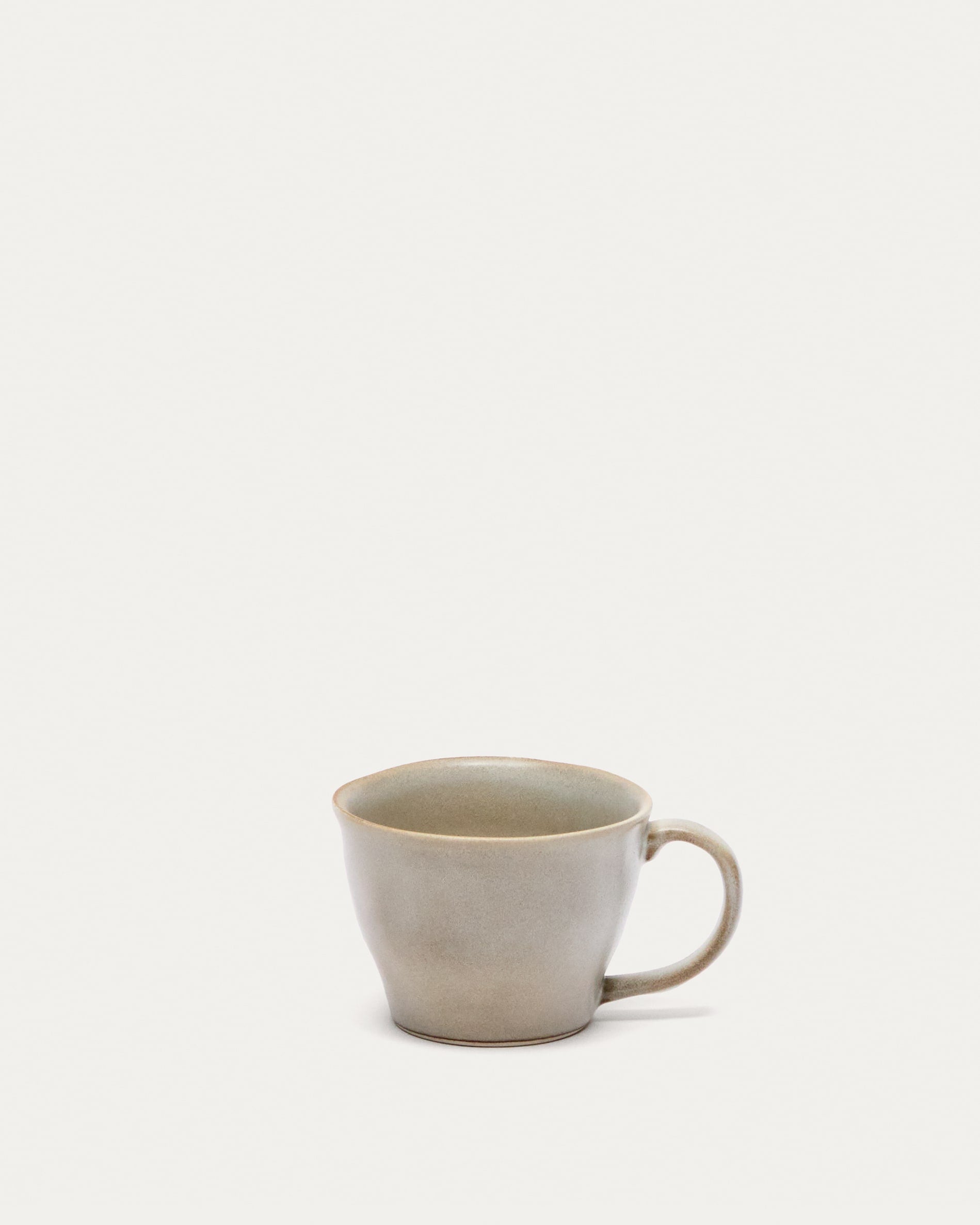 Coval grosse Keramiktasse weiss in Beige präsentiert im Onlineshop von KAQTU Design AG. Tasse ist von Kave Home