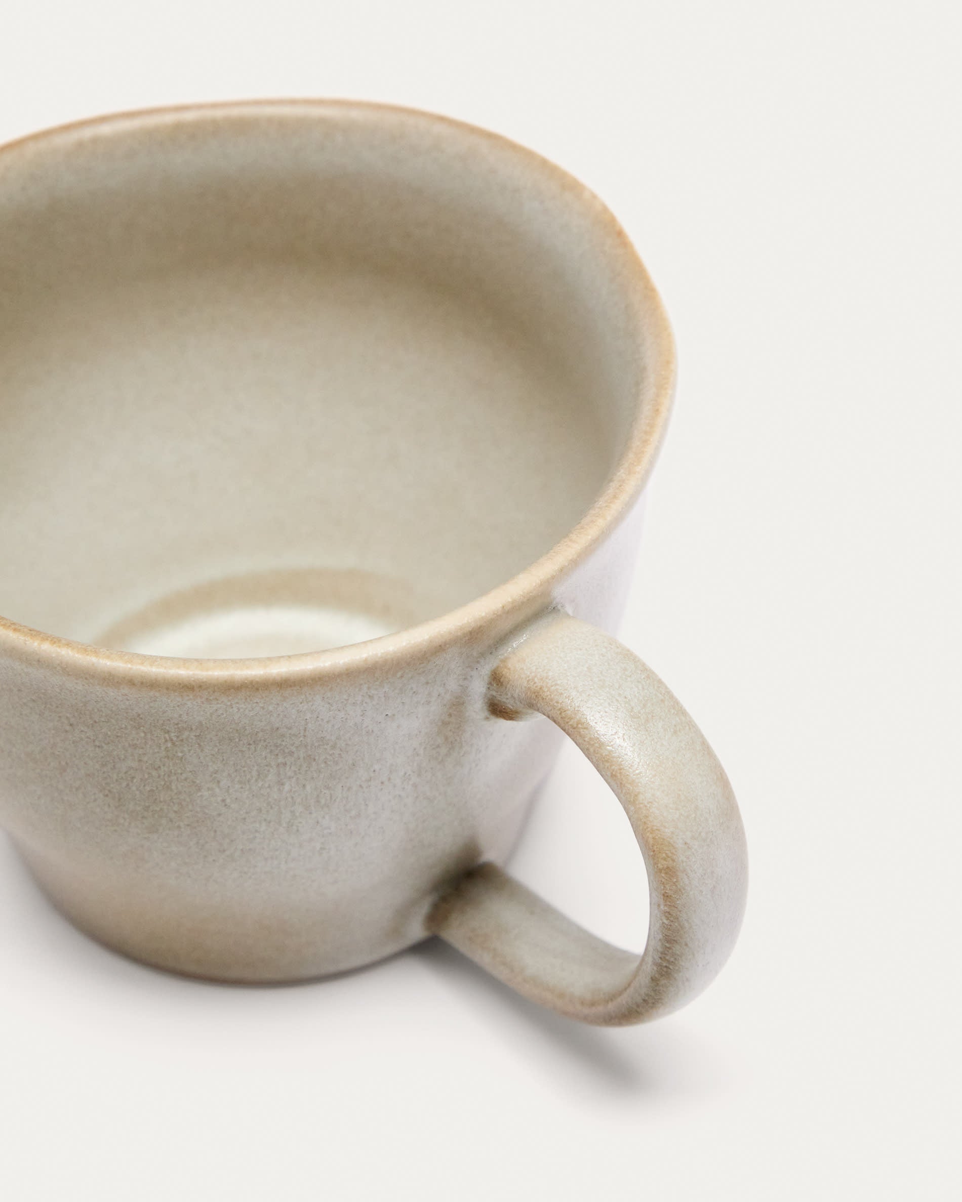 Coval grosse Keramiktasse weiss in Beige präsentiert im Onlineshop von KAQTU Design AG. Tasse ist von Kave Home