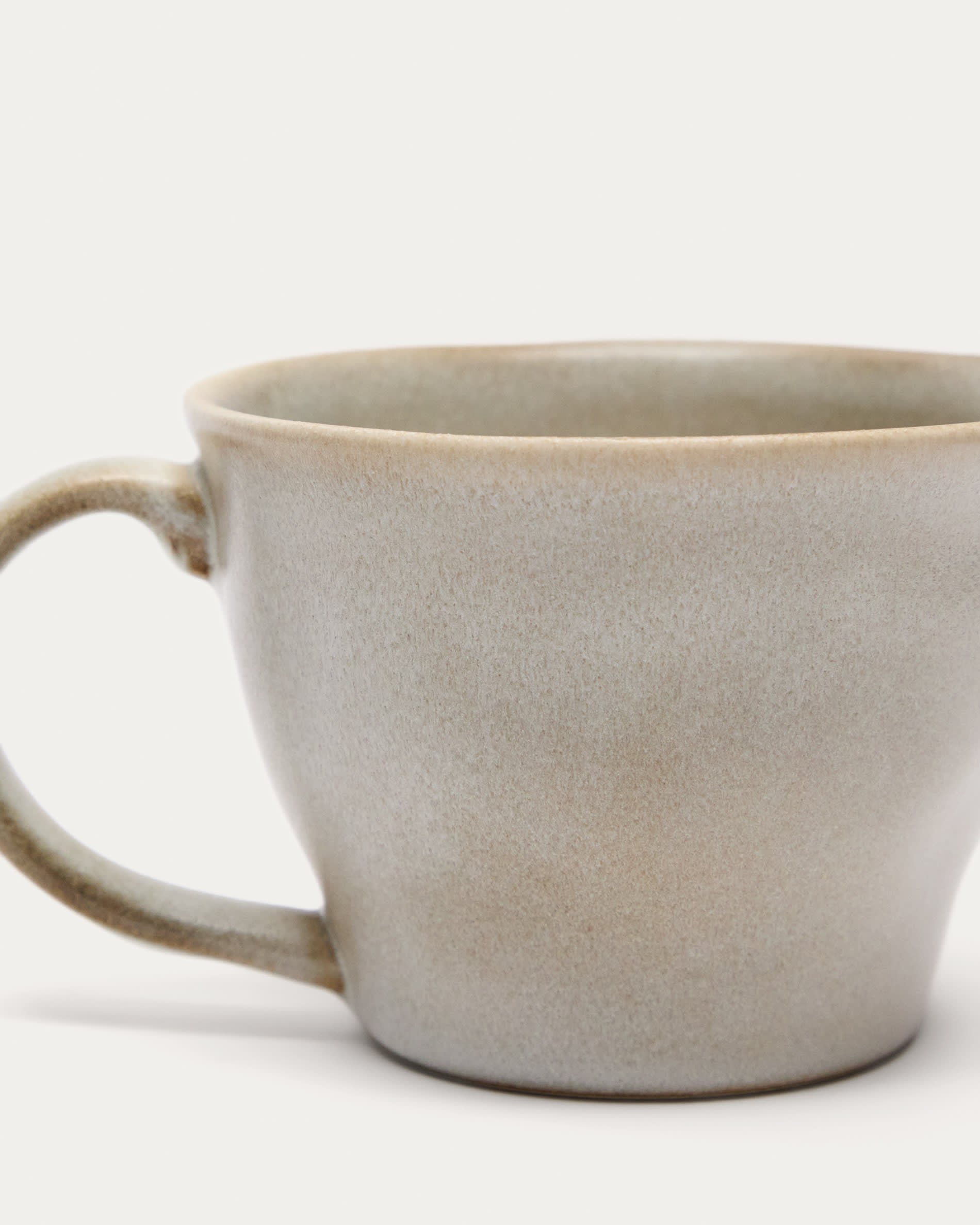 Coval grosse Keramiktasse weiss in Beige präsentiert im Onlineshop von KAQTU Design AG. Tasse ist von Kave Home