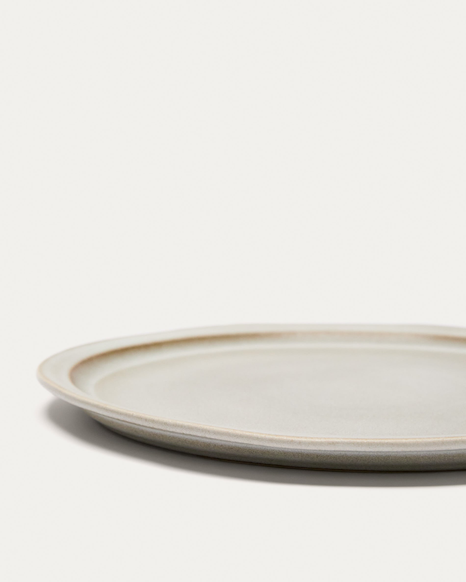 Coval flacher Keramikteller weiss  in Beige präsentiert im Onlineshop von KAQTU Design AG. Teller ist von Kave Home