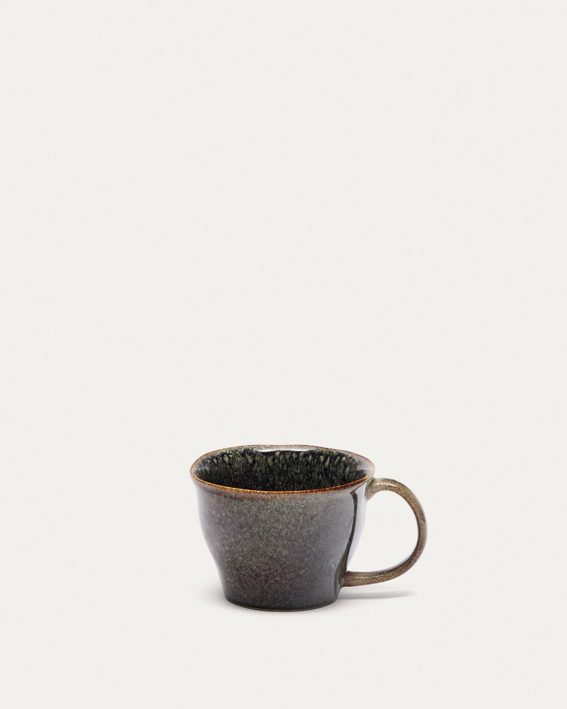 Coval grosse Keramiktasse braun in Grau präsentiert im Onlineshop von KAQTU Design AG. Tasse ist von Kave Home