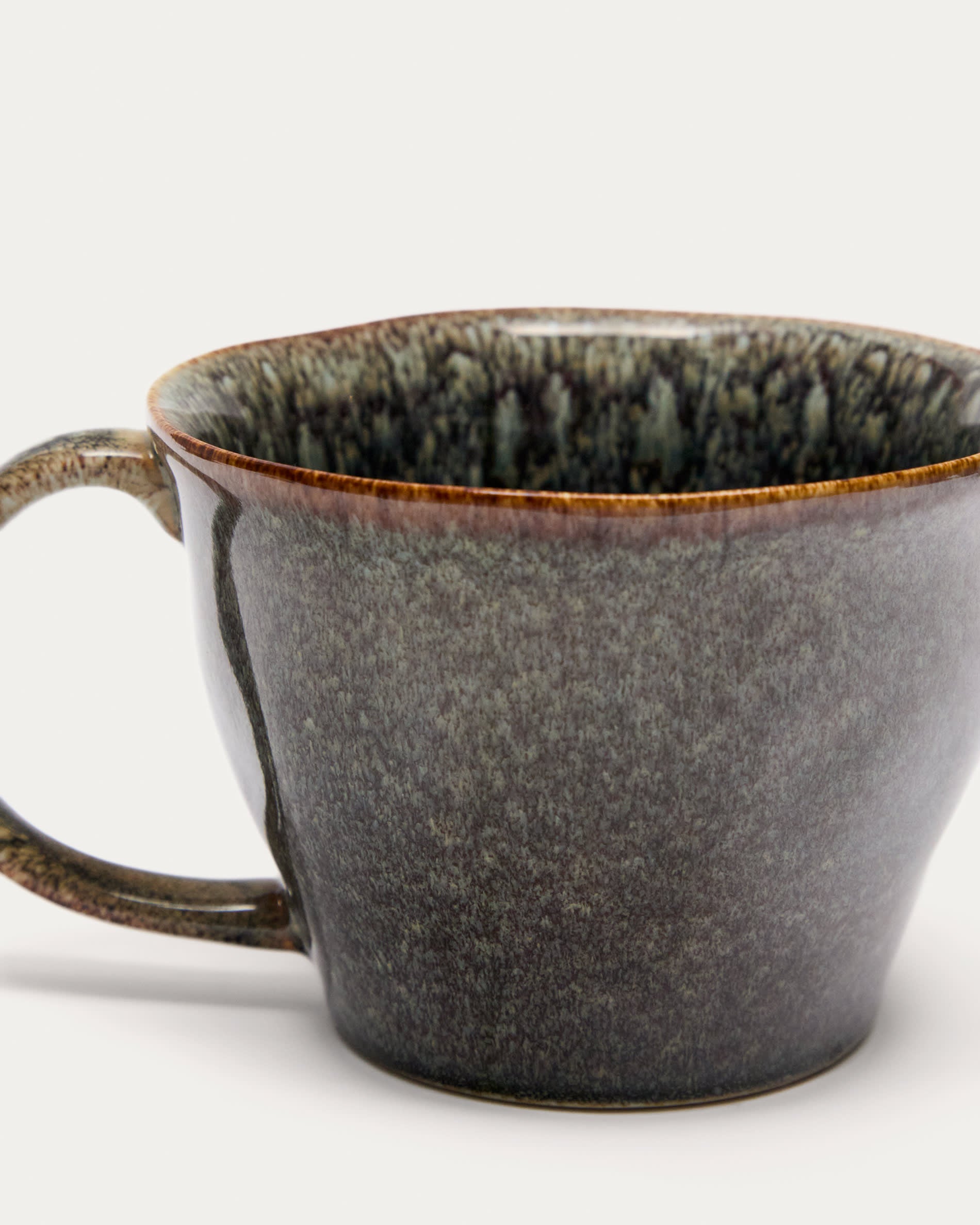 Coval grosse Keramiktasse braun in Grau präsentiert im Onlineshop von KAQTU Design AG. Tasse ist von Kave Home