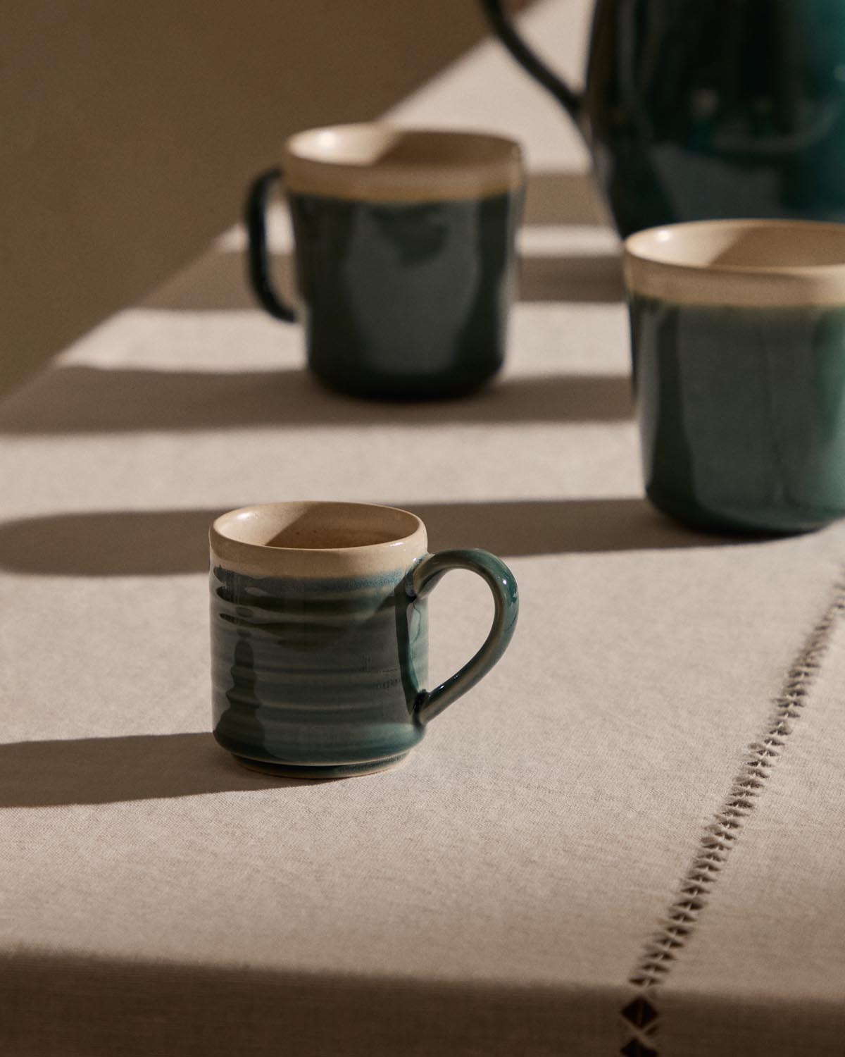 Tasse Sanet klein aus Keramik in Blau und Weiß in Türkis präsentiert im Onlineshop von KAQTU Design AG. Tasse ist von Kave Home