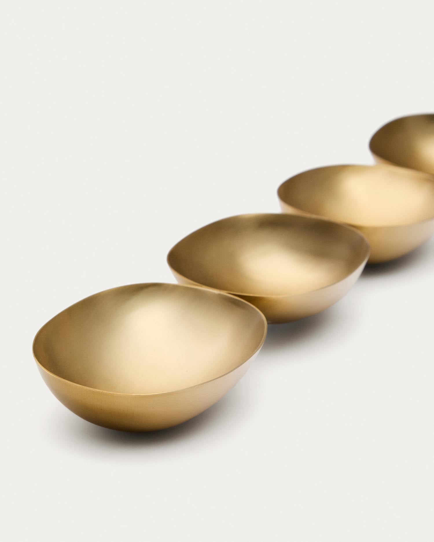 4 Schüsseln Aruc verbunden aus goldfarbenem Edelstahl in Gold präsentiert im Onlineshop von KAQTU Design AG. Schüssel ist von Kave Home