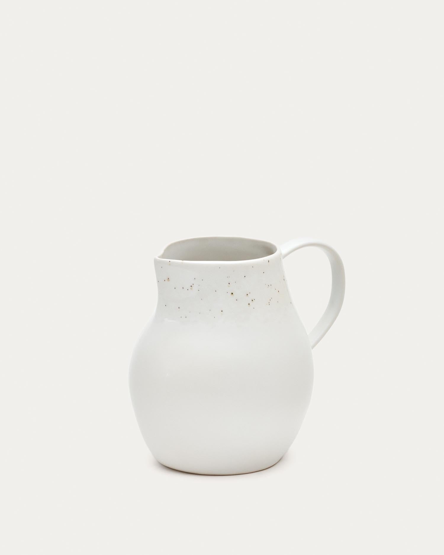 Publia Krug aus Keramik in Weiss in Weiß präsentiert im Onlineshop von KAQTU Design AG. Krug ist von Kave Home