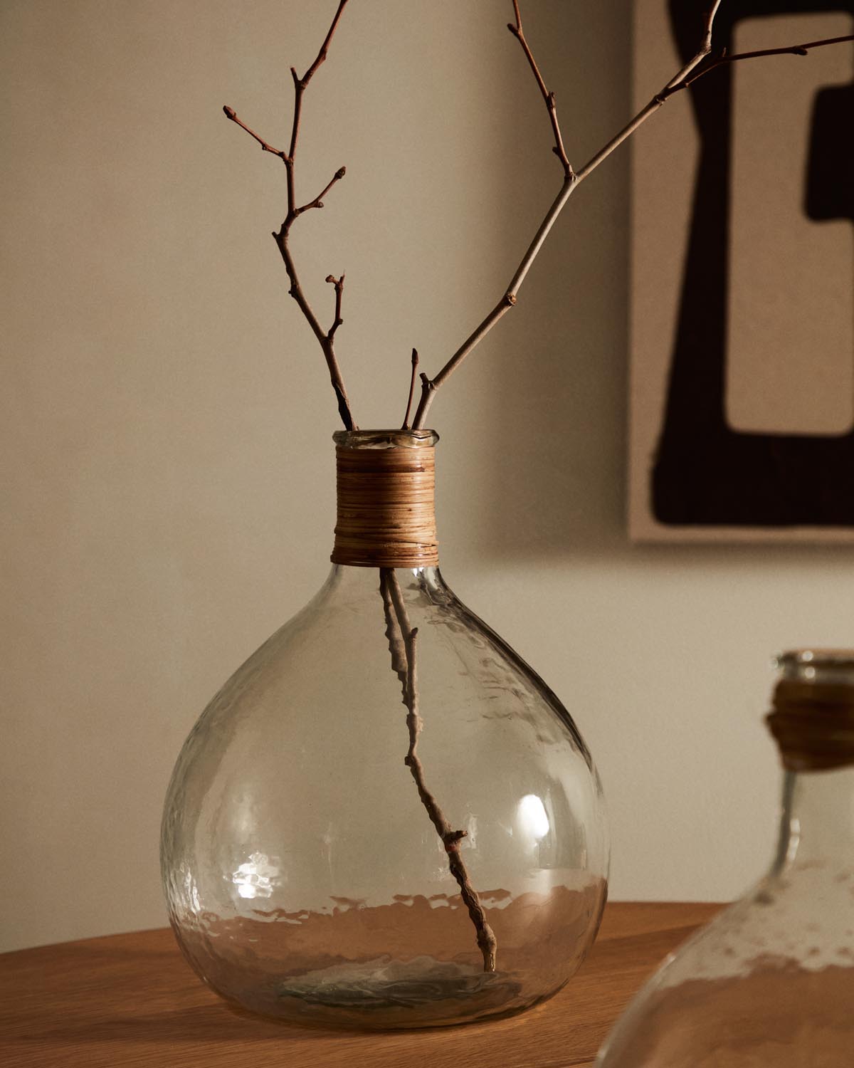 Serlina Vase aus Rattan und transparentem Recyclingglas 37 cm in Klar präsentiert im Onlineshop von KAQTU Design AG. Vase ist von Kave Home