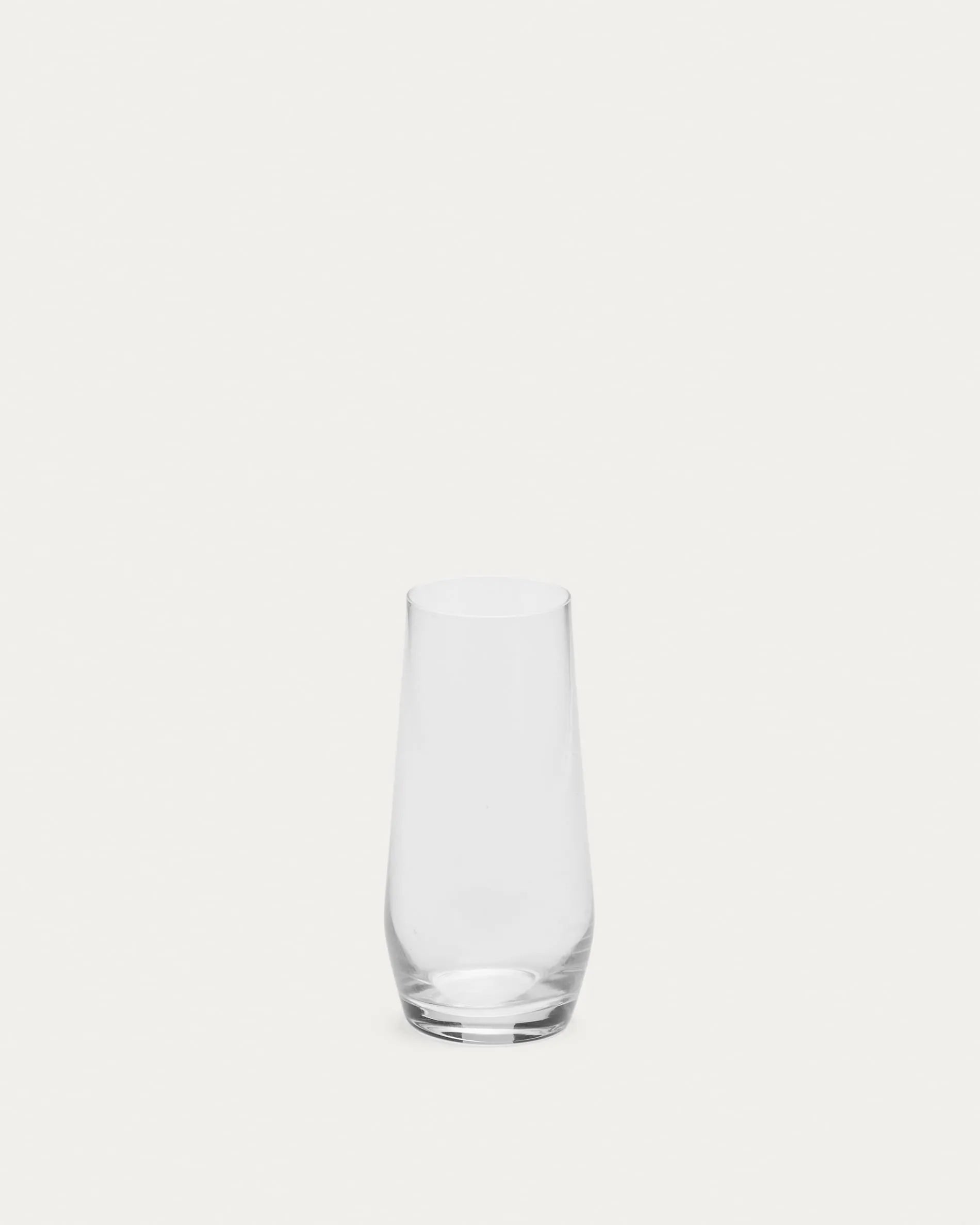 Elegantes Kiro-Glas 55 cl von Kave Home: Facettiertes Design, hochwertiges Klarglas, ideal für stilvolle Tischdekoration.