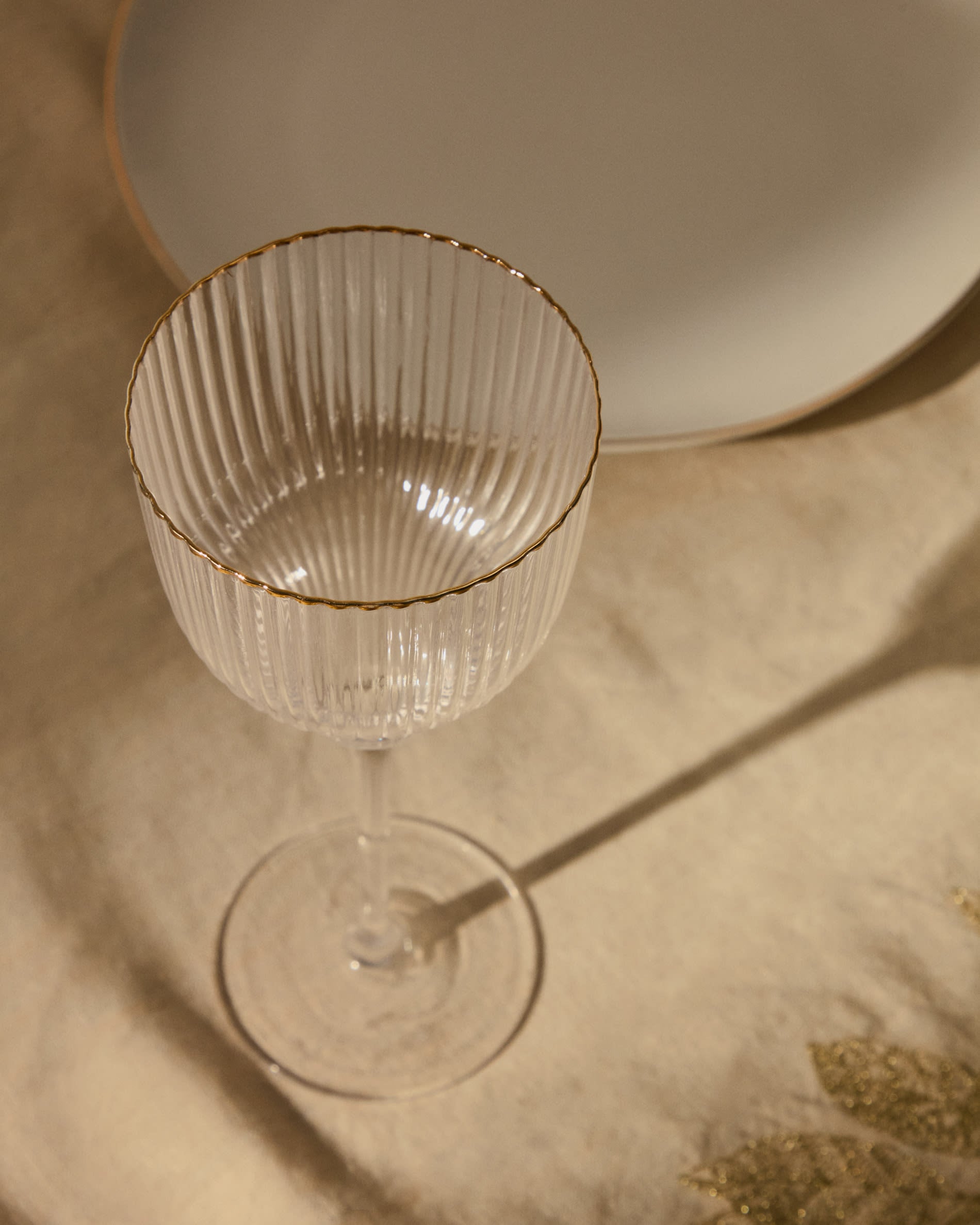 Weinglas Ayan aus Klarglas mit vergoldetem Detail 33 cl in Klar präsentiert im Onlineshop von KAQTU Design AG. Wein- & Sektglas ist von Kave Home