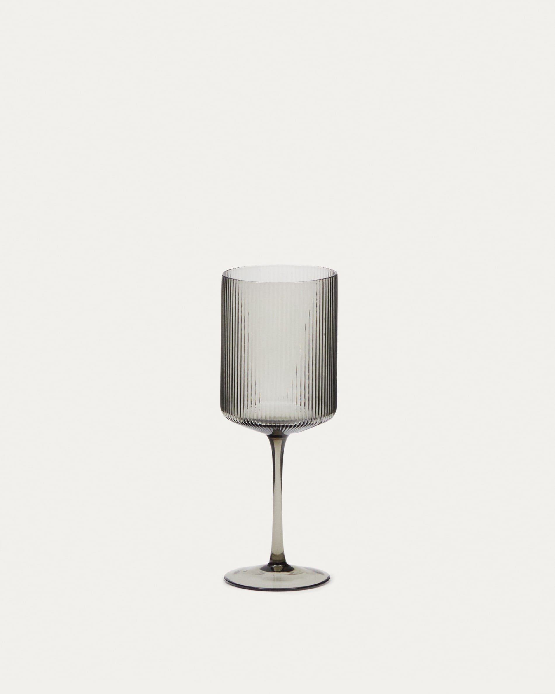 Weinglas Thiba aus grauem Glas 50 cl in Klar präsentiert im Onlineshop von KAQTU Design AG. Wein- & Sektglas ist von Kave Home