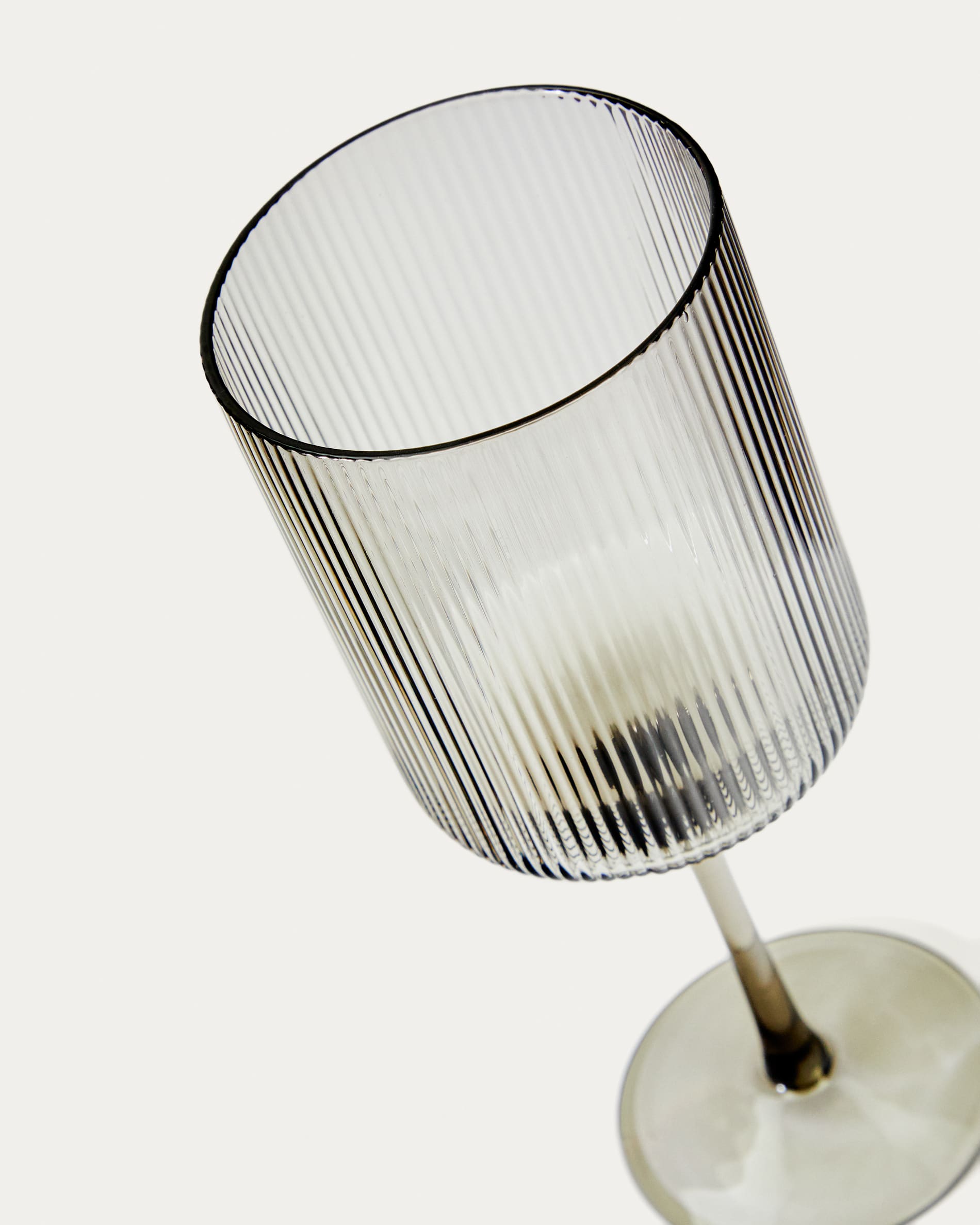 Weinglas Thiba aus grauem Glas 50 cl in Klar präsentiert im Onlineshop von KAQTU Design AG. Wein- & Sektglas ist von Kave Home