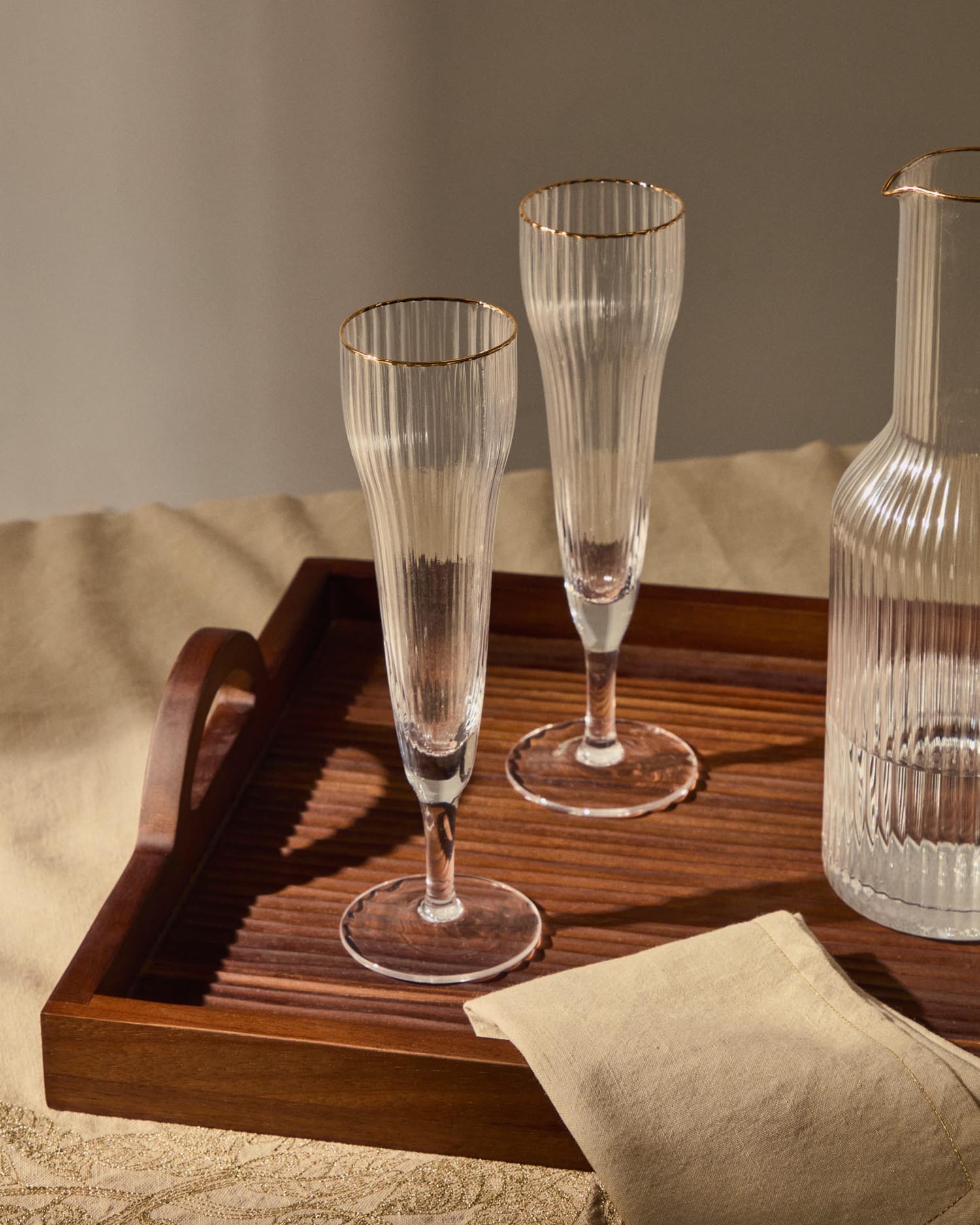 Langes Sektglas Ayan aus Klarglas mit goldfarbenem Detail 19 cl in Klar präsentiert im Onlineshop von KAQTU Design AG. Wein- & Sektglas ist von Kave Home